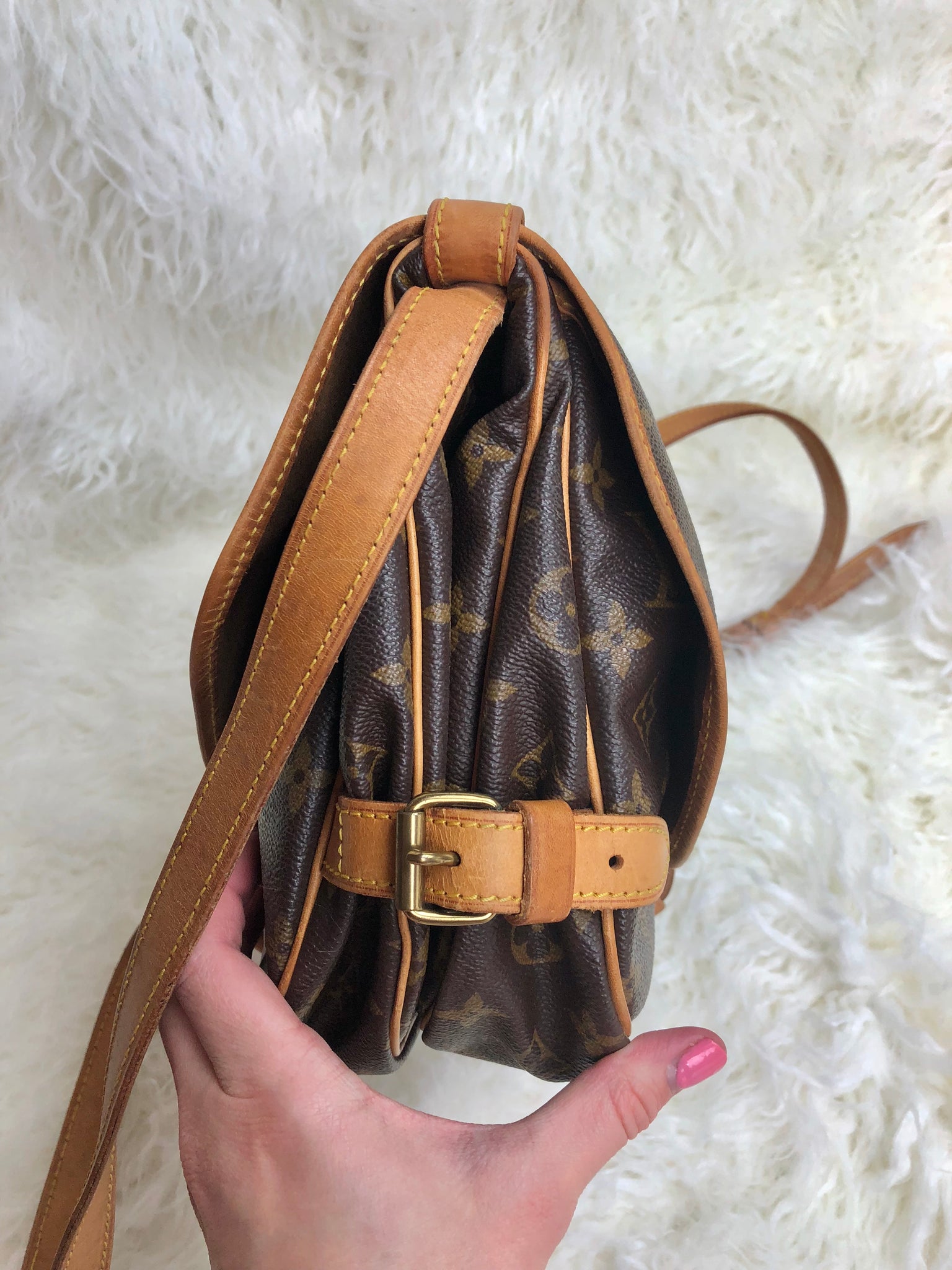 LOUIS VUITTON Saumur 30 Crossbody Bag (AR0971)