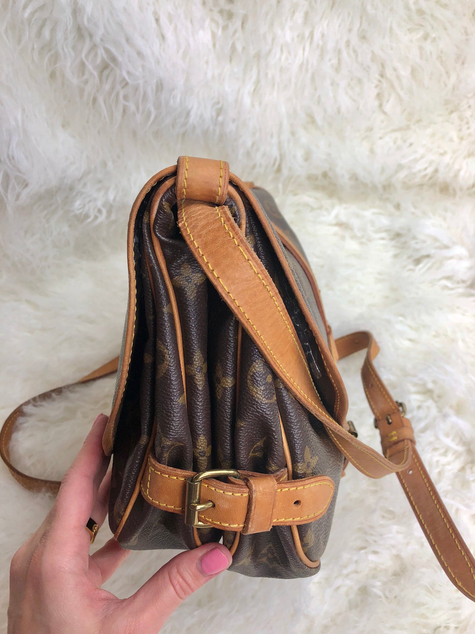 LOUIS VUITTON Saumur 30 Crossbody Bag (AR0971)