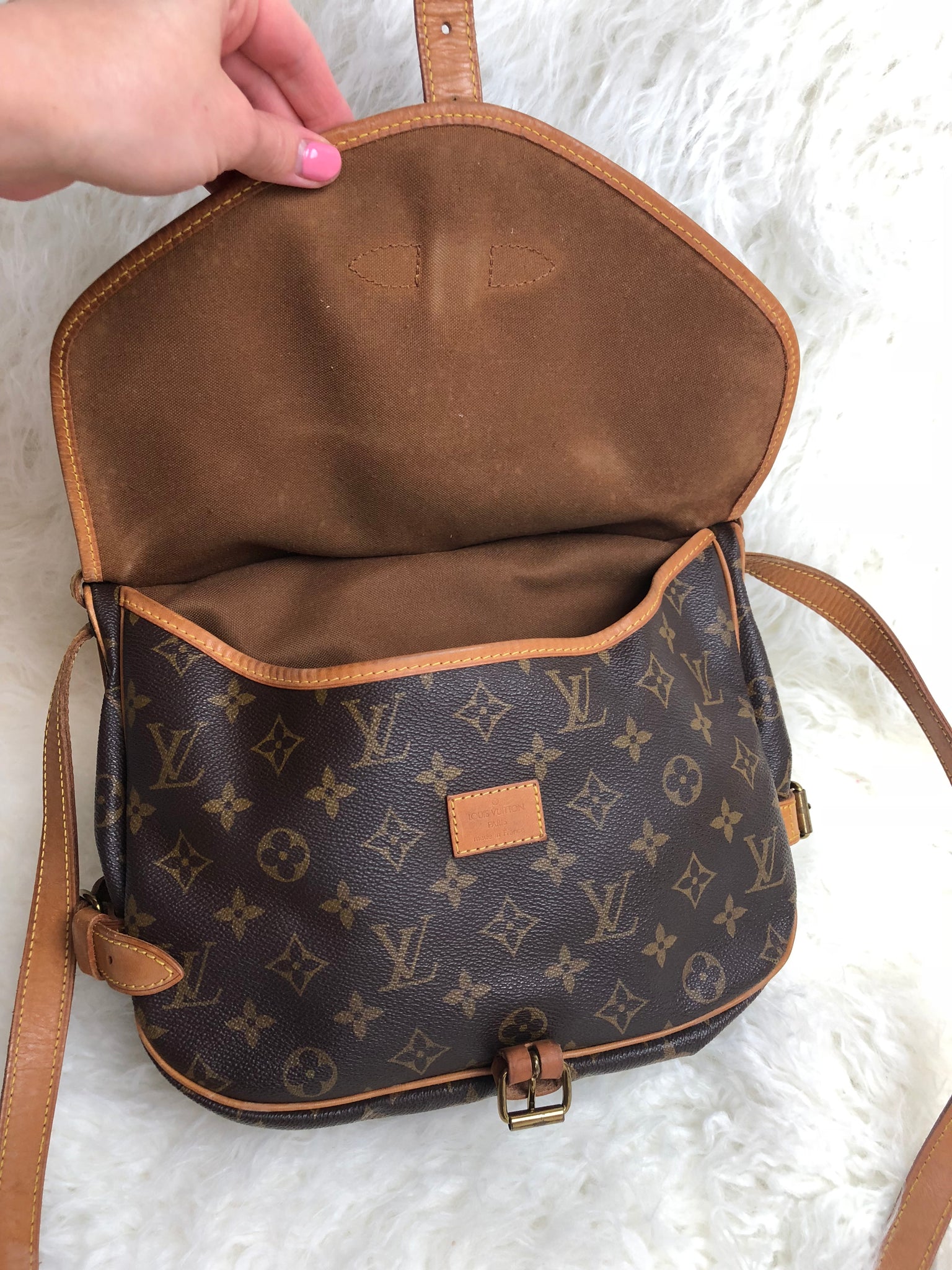 LOUIS VUITTON Saumur 30 Crossbody Bag (AR0971)