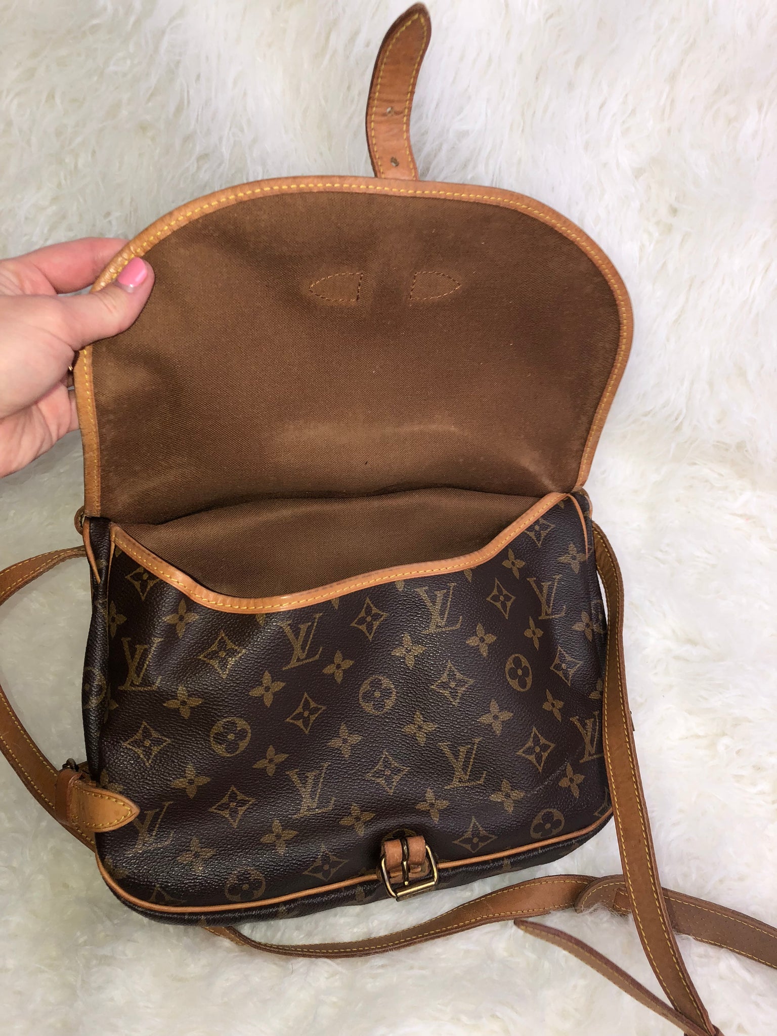 LOUIS VUITTON Saumur 30 Crossbody Bag (AR0971)