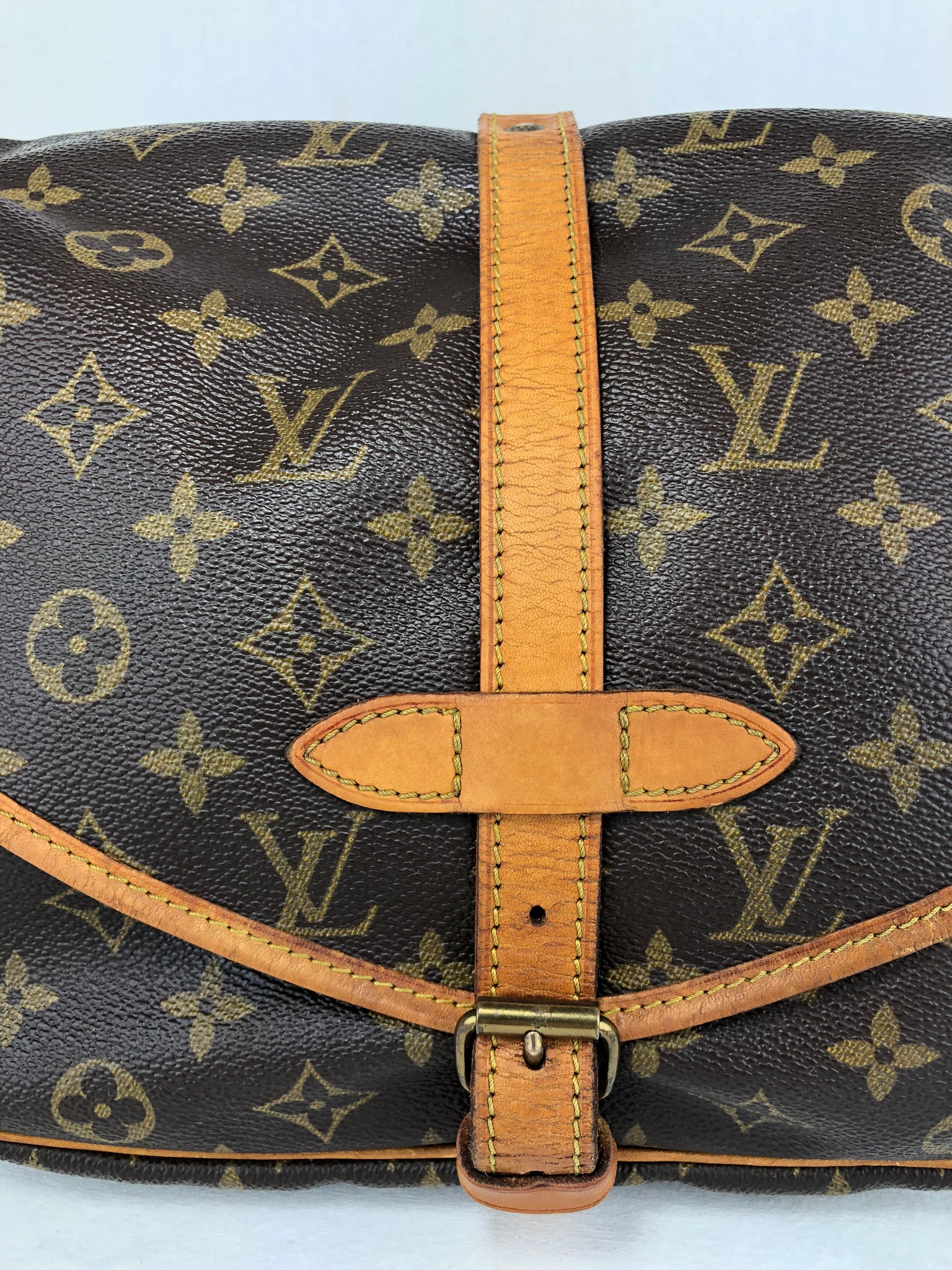 LOUIS VUITTON Mono Saumur 30 Crossbody Bag (AR9002)