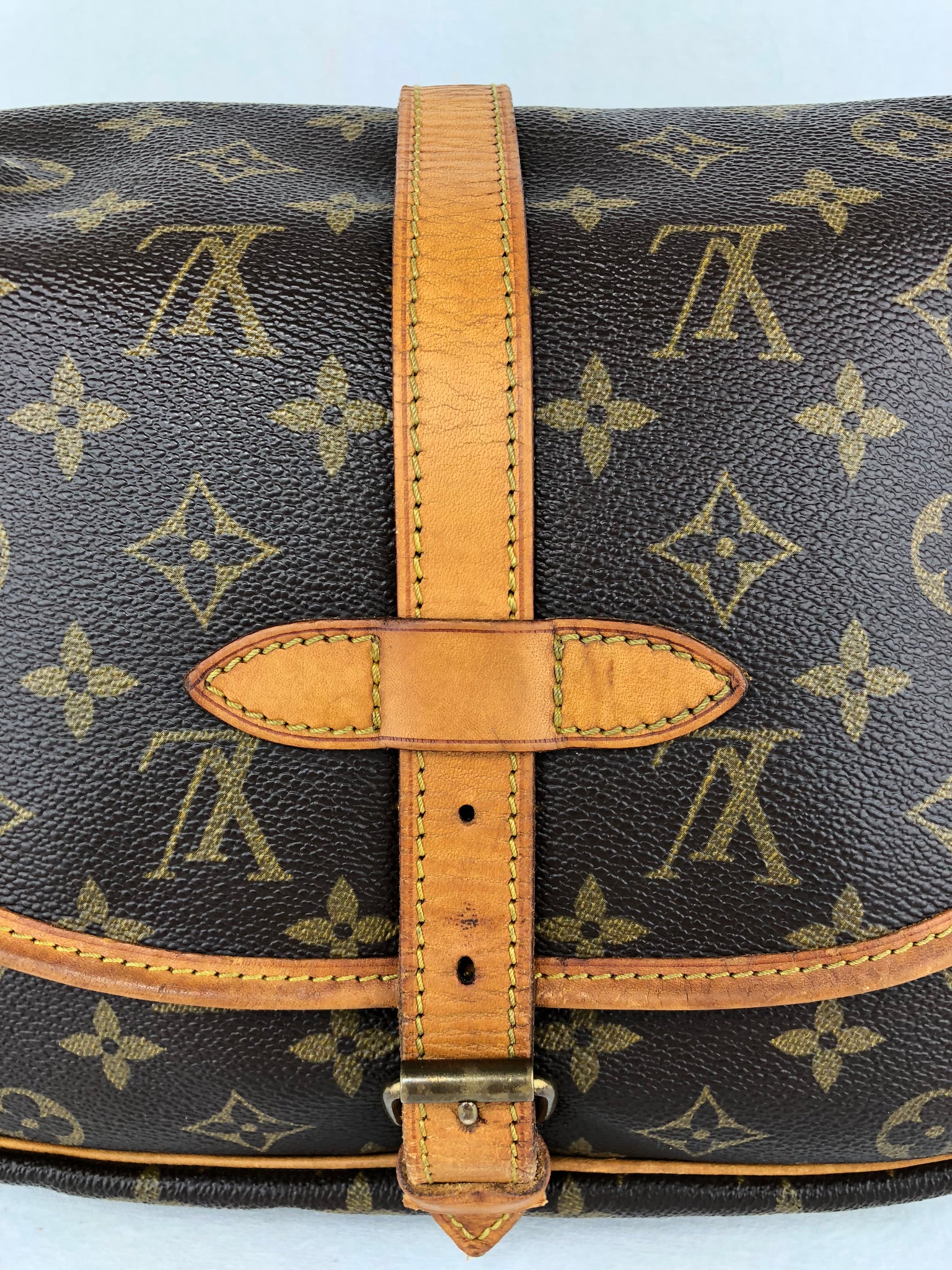 LOUIS VUITTON Mono Saumur 30 Crossbody Bag (AR9002)