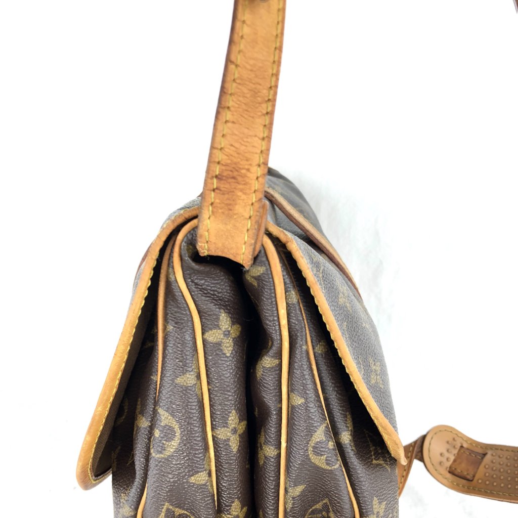 LOUIS VUITTON Mono Saumur 30 Crossbody Bag (AR9002)