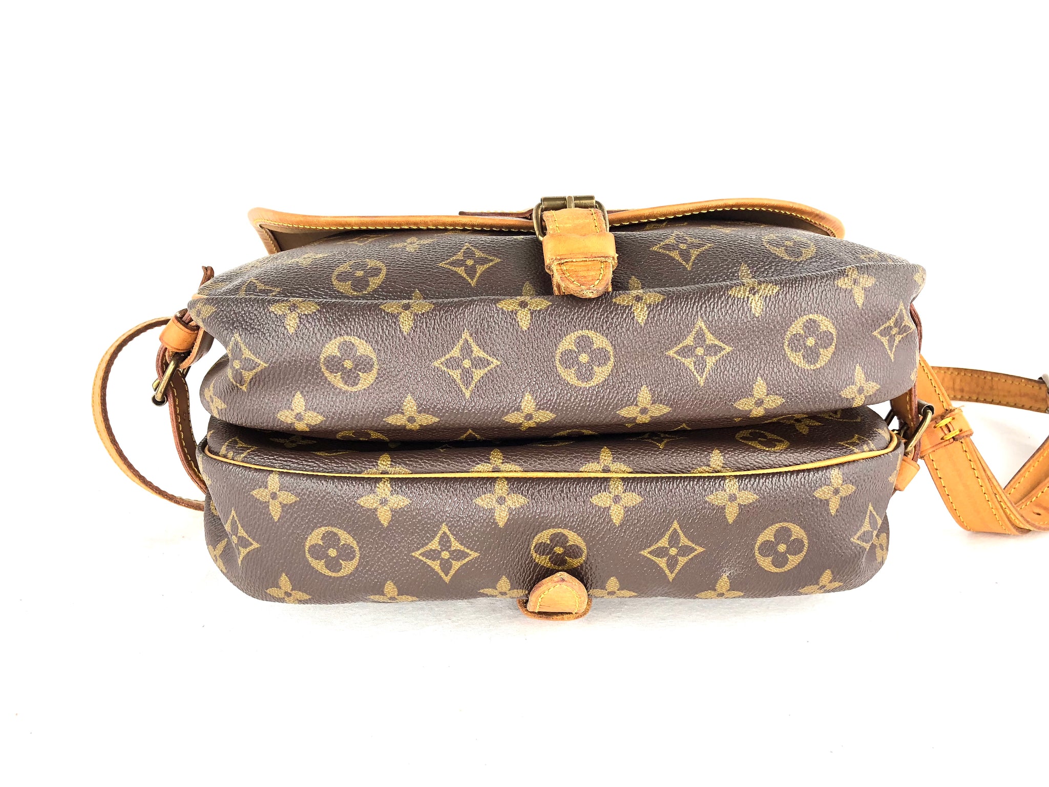 LOUIS VUITTON Mono Saumur 30 Crossbody Bag (AR9002)