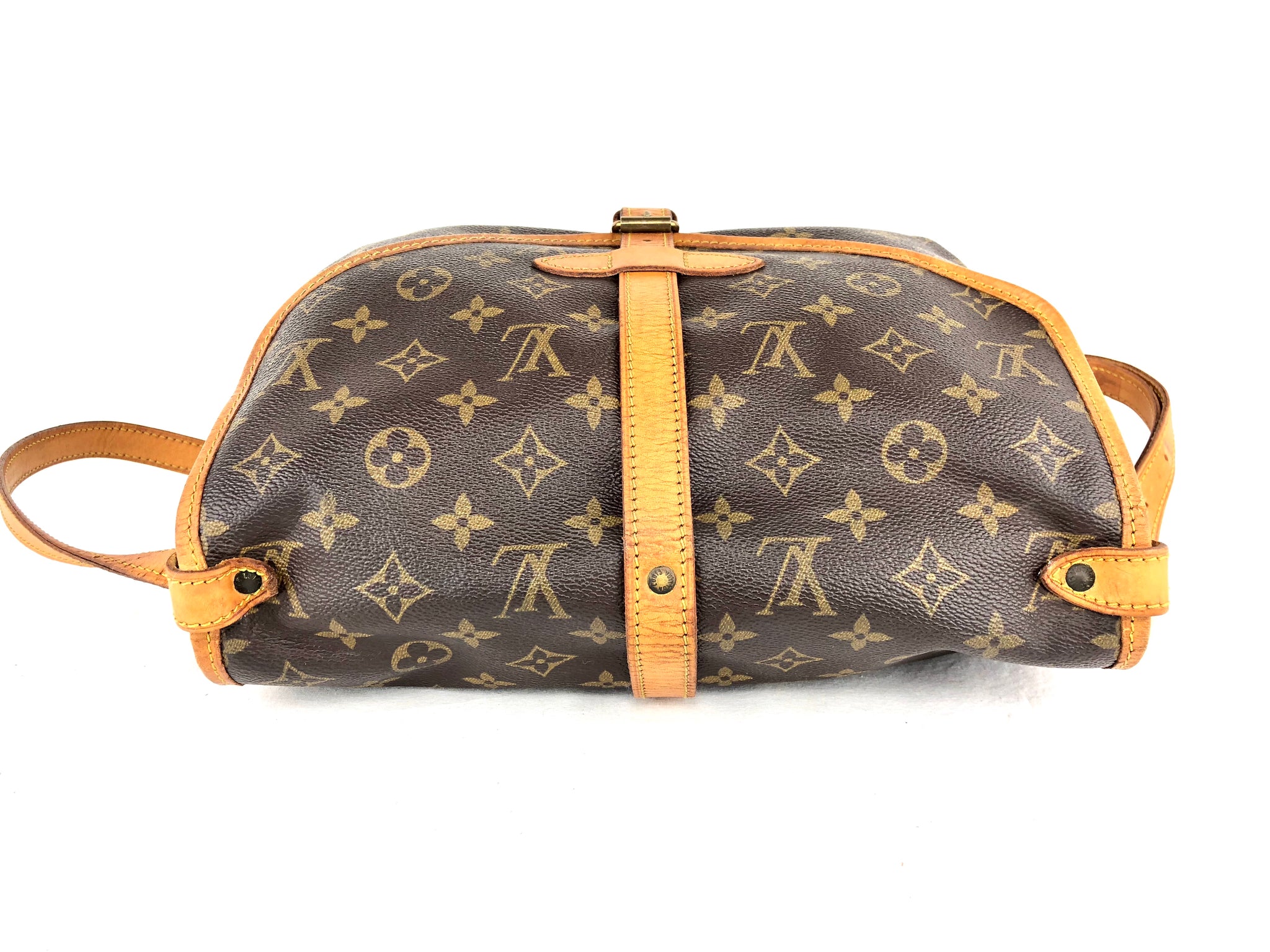 LOUIS VUITTON Mono Saumur 30 Crossbody Bag (AR9002)