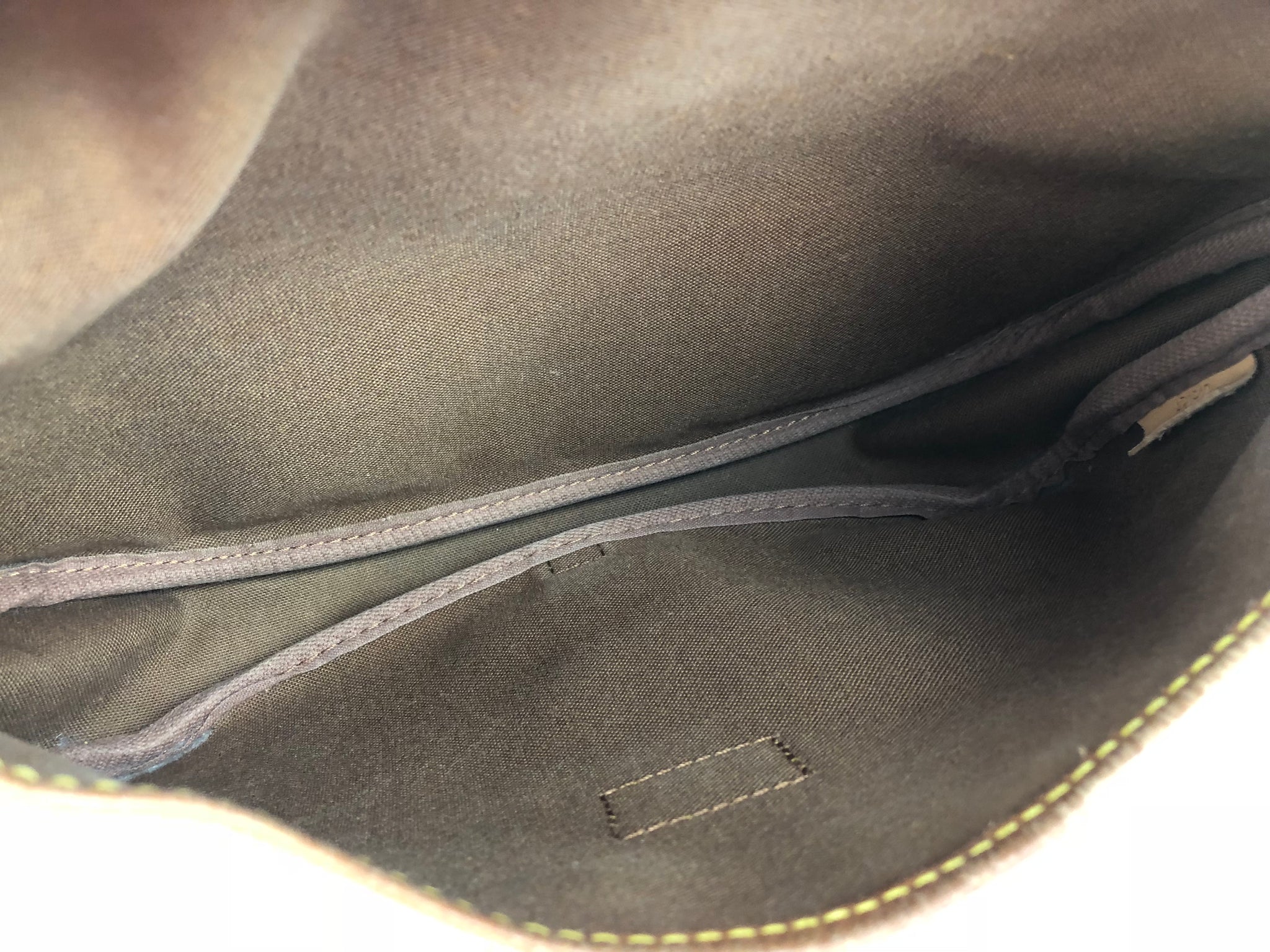 LOUIS VUITTON Mono Saumur 30 Crossbody Bag (AR1912)