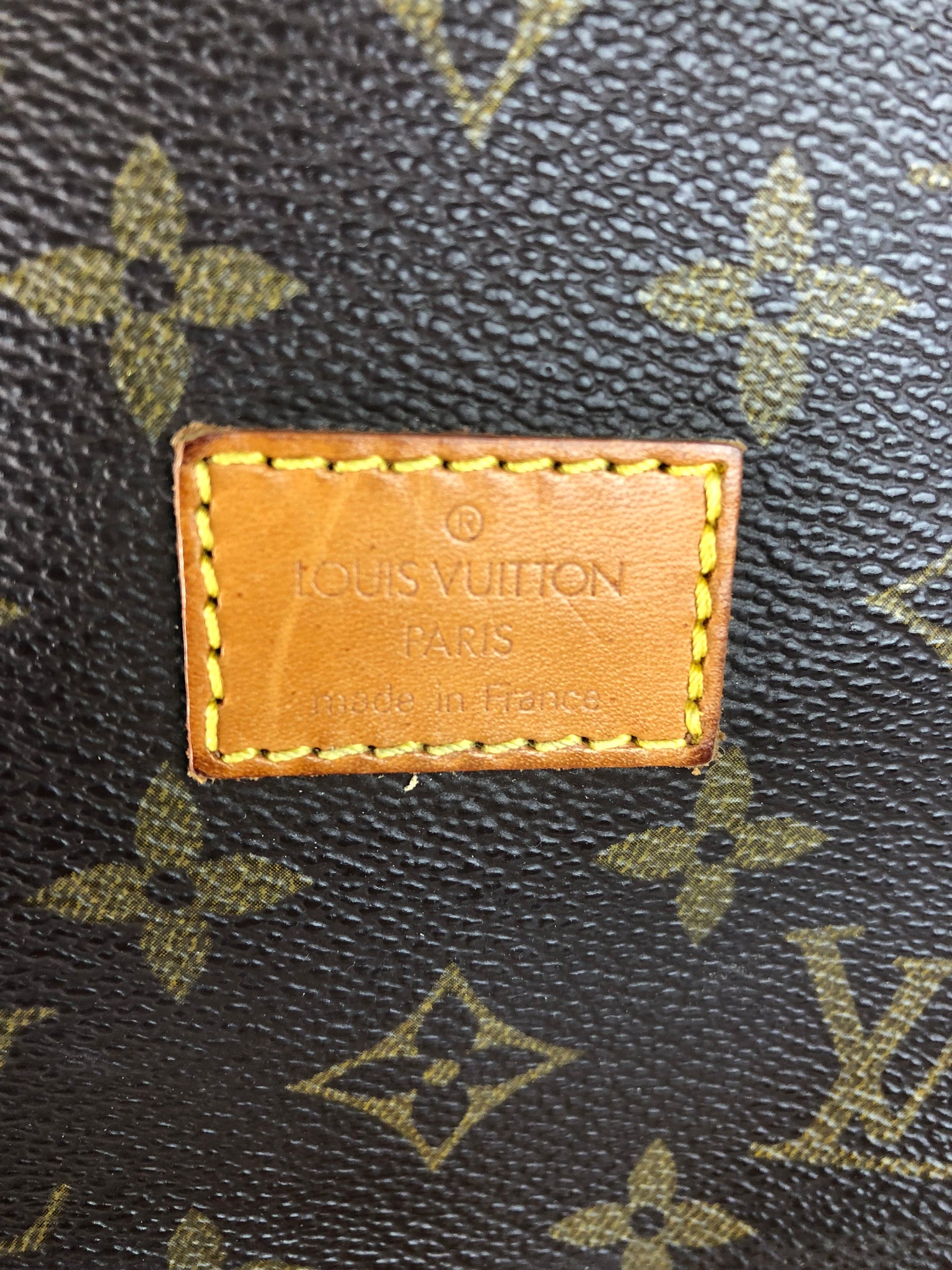 LOUIS VUITTON Mono Saumur 30 Crossbody Bag (AR1912)