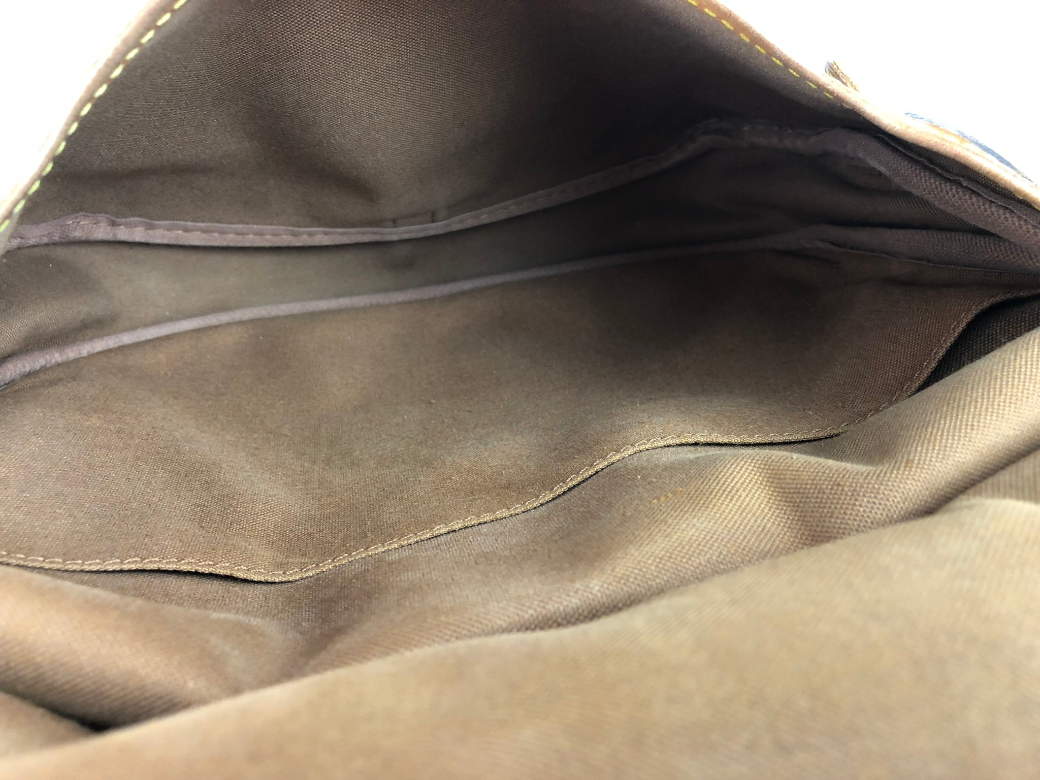 LOUIS VUITTON Mono Saumur 30 Crossbody Bag (AR1912)