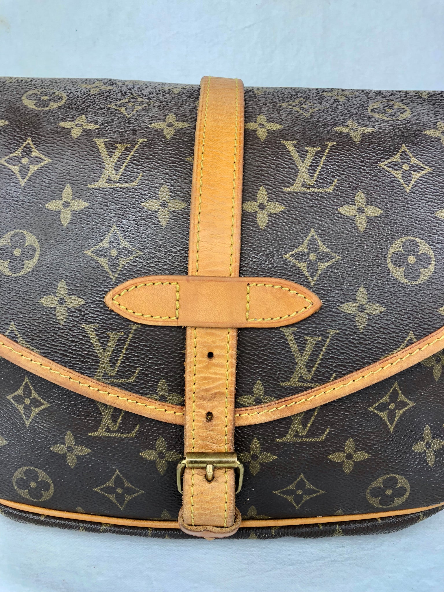 LOUIS VUITTON Mono Saumur 30 Crossbody Bag (AR1912)