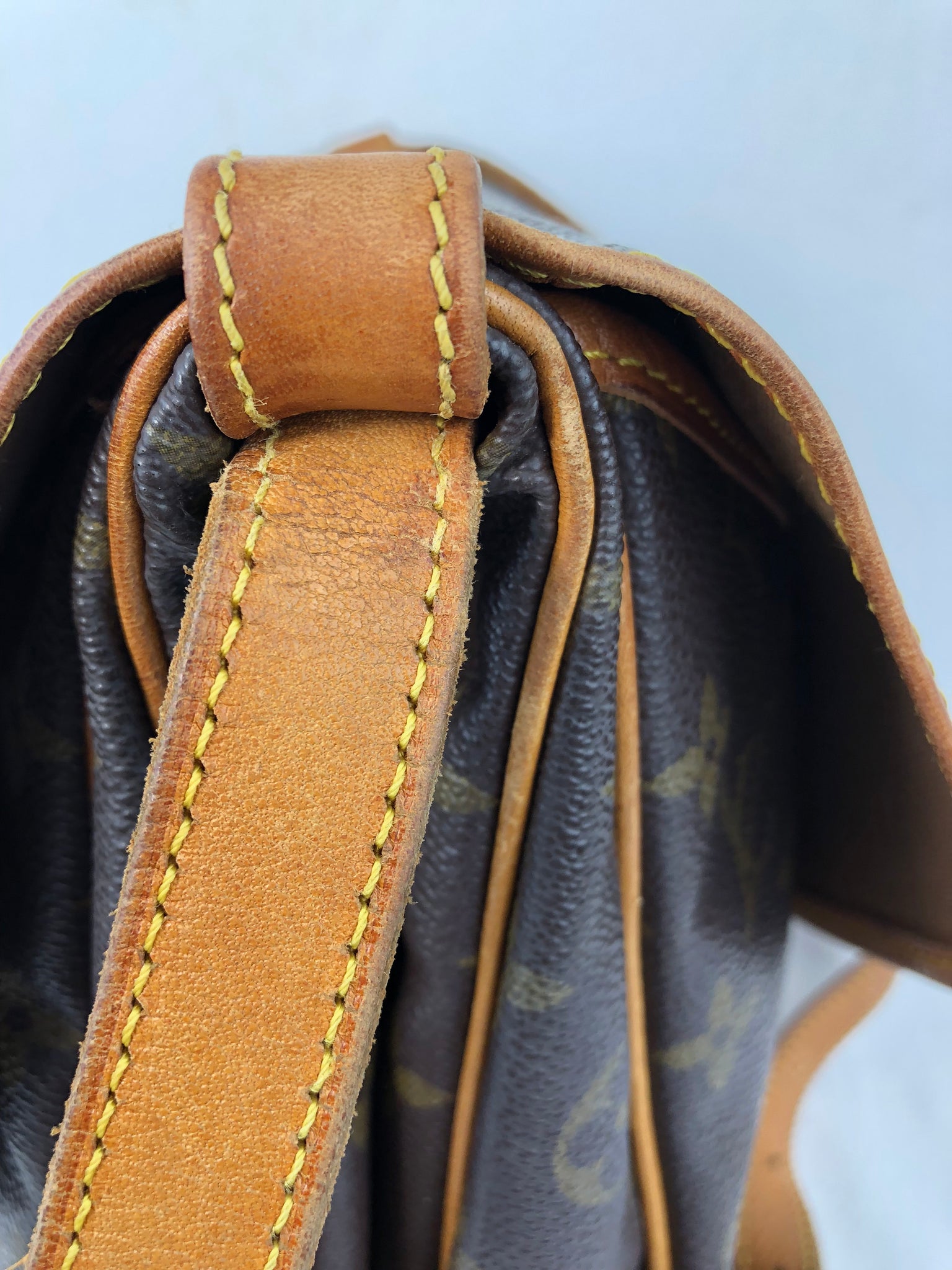 LOUIS VUITTON Mono Saumur 30 Crossbody Bag (AR1912)