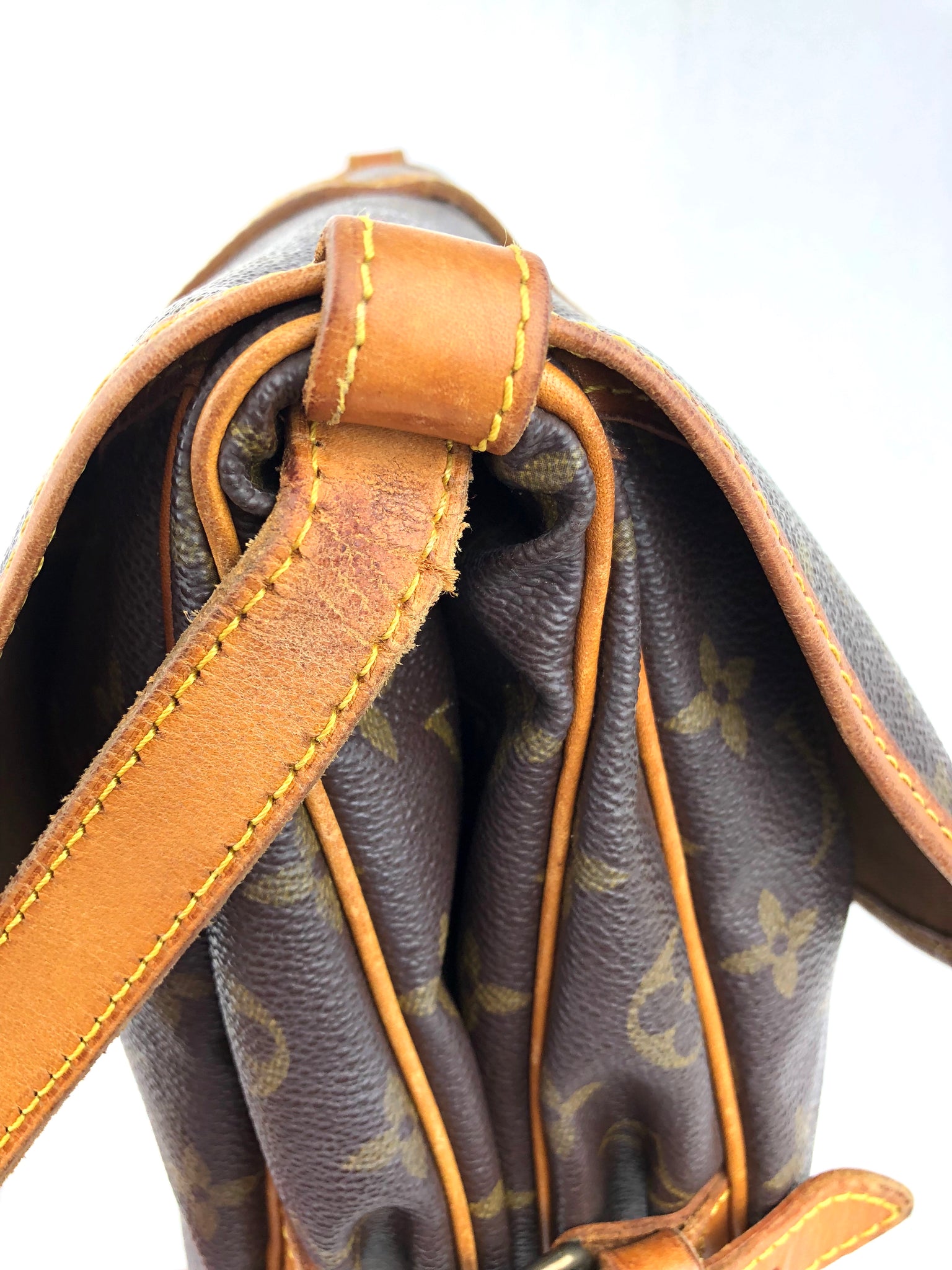LOUIS VUITTON Mono Saumur 30 Crossbody Bag (AR1912)