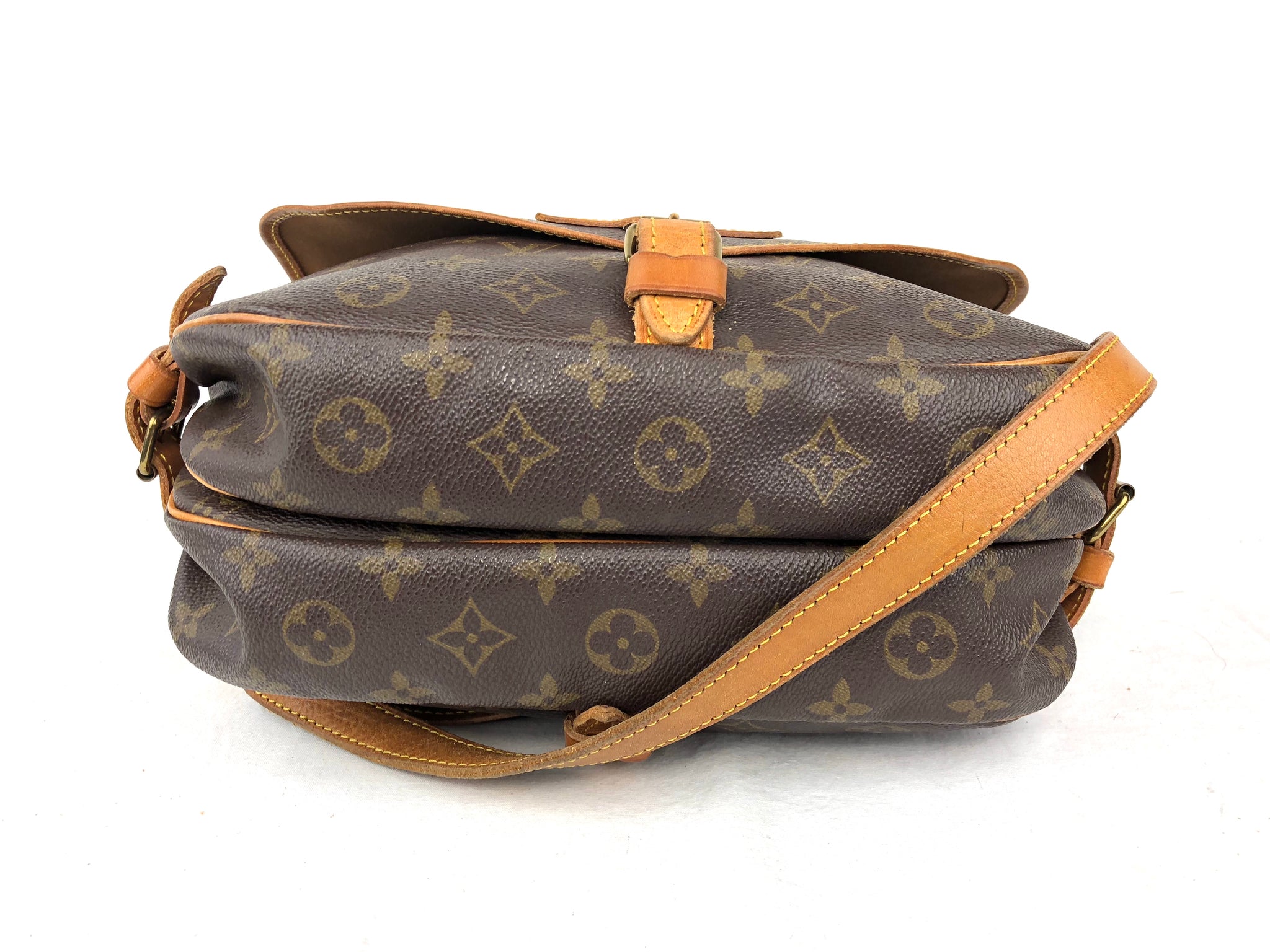 LOUIS VUITTON Mono Saumur 30 Crossbody Bag (AR1912)
