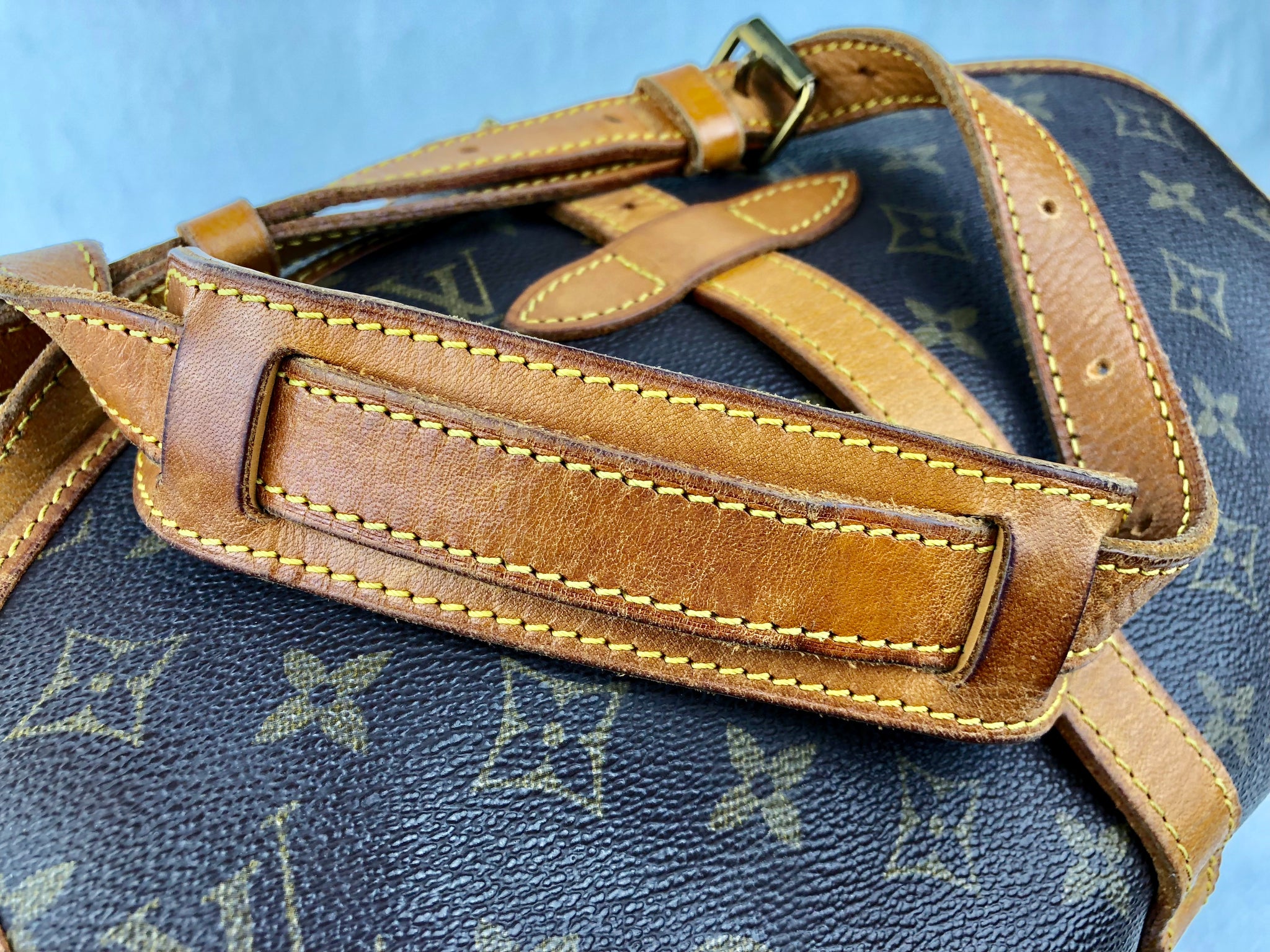 LOUIS VUITTON Mono Saumur 30 Crossbody Bag (AR1912)