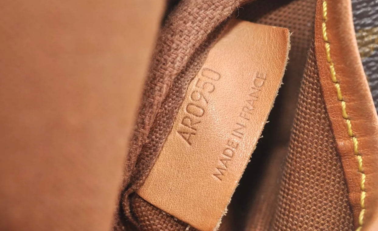 LOUIS VUITTON Mono Saumur 30 Crossbody Bag (AR0950)