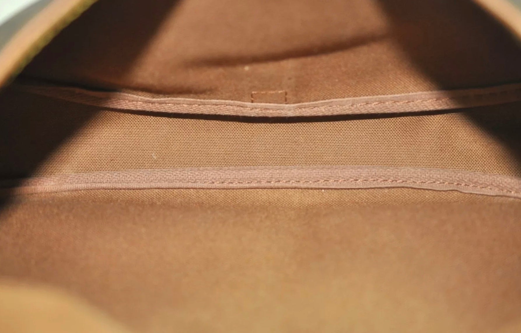 LOUIS VUITTON Mono Saumur 30 Crossbody Bag (AR0950)