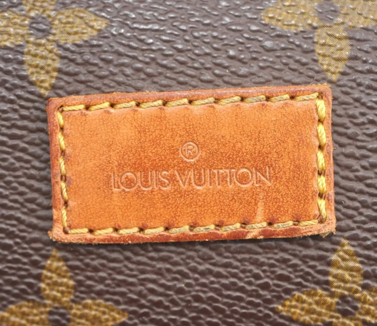 LOUIS VUITTON Mono Saumur 30 Crossbody Bag (AR0950)