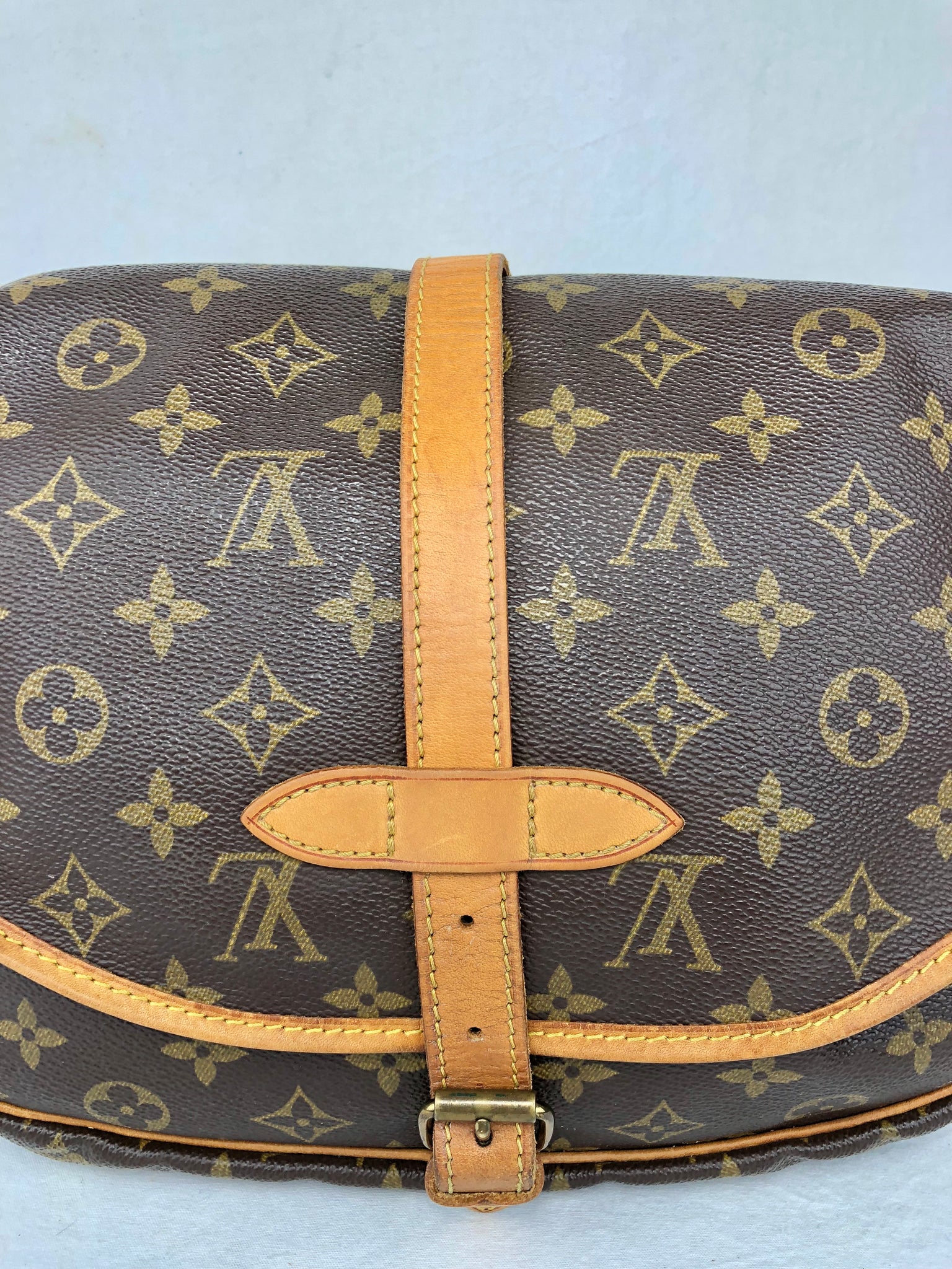 LOUIS VUITTON Mono Saumur 30 Crossbody Bag (AR0950)