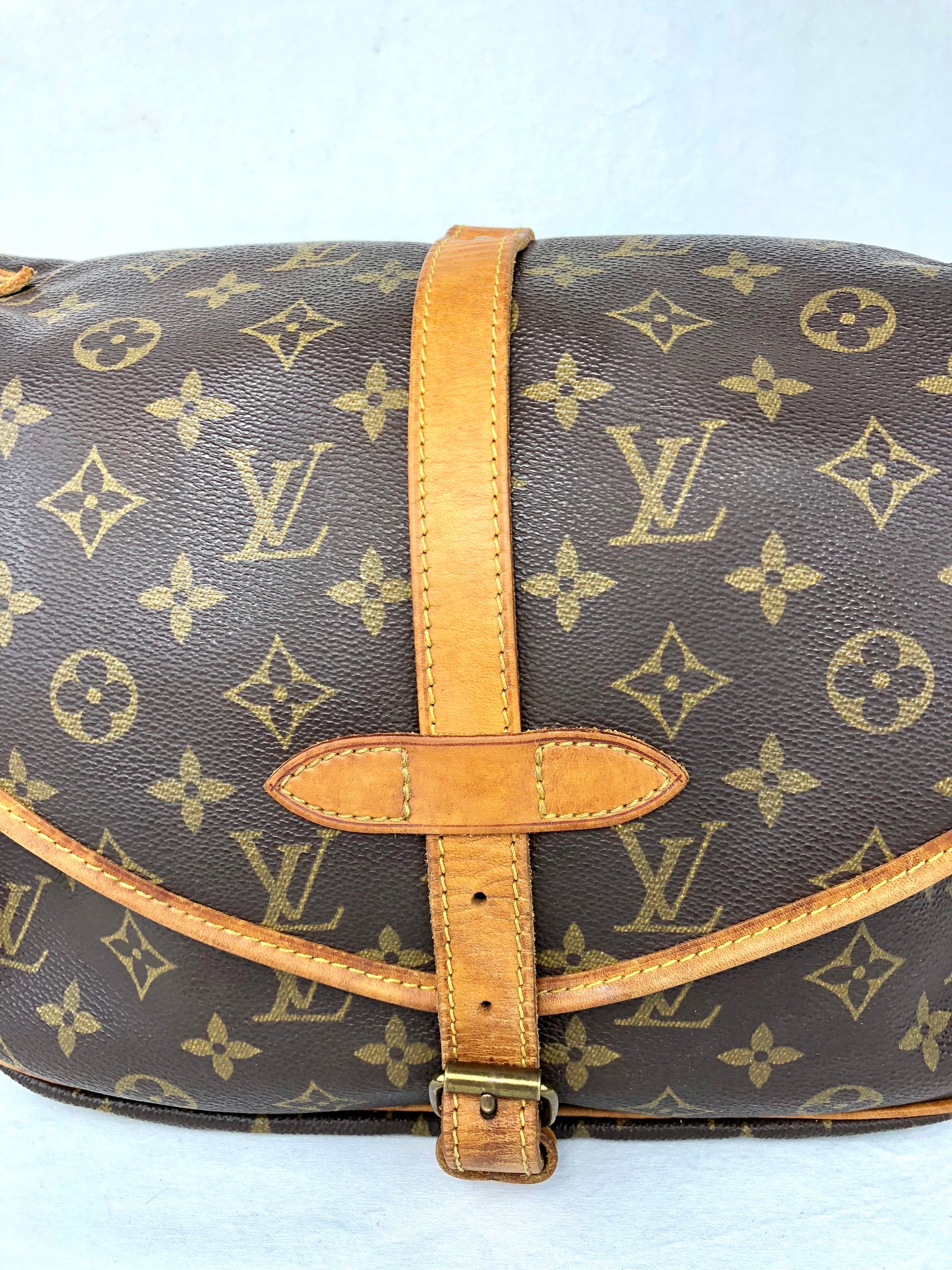 LOUIS VUITTON Mono Saumur 30 Crossbody Bag (AR0950)