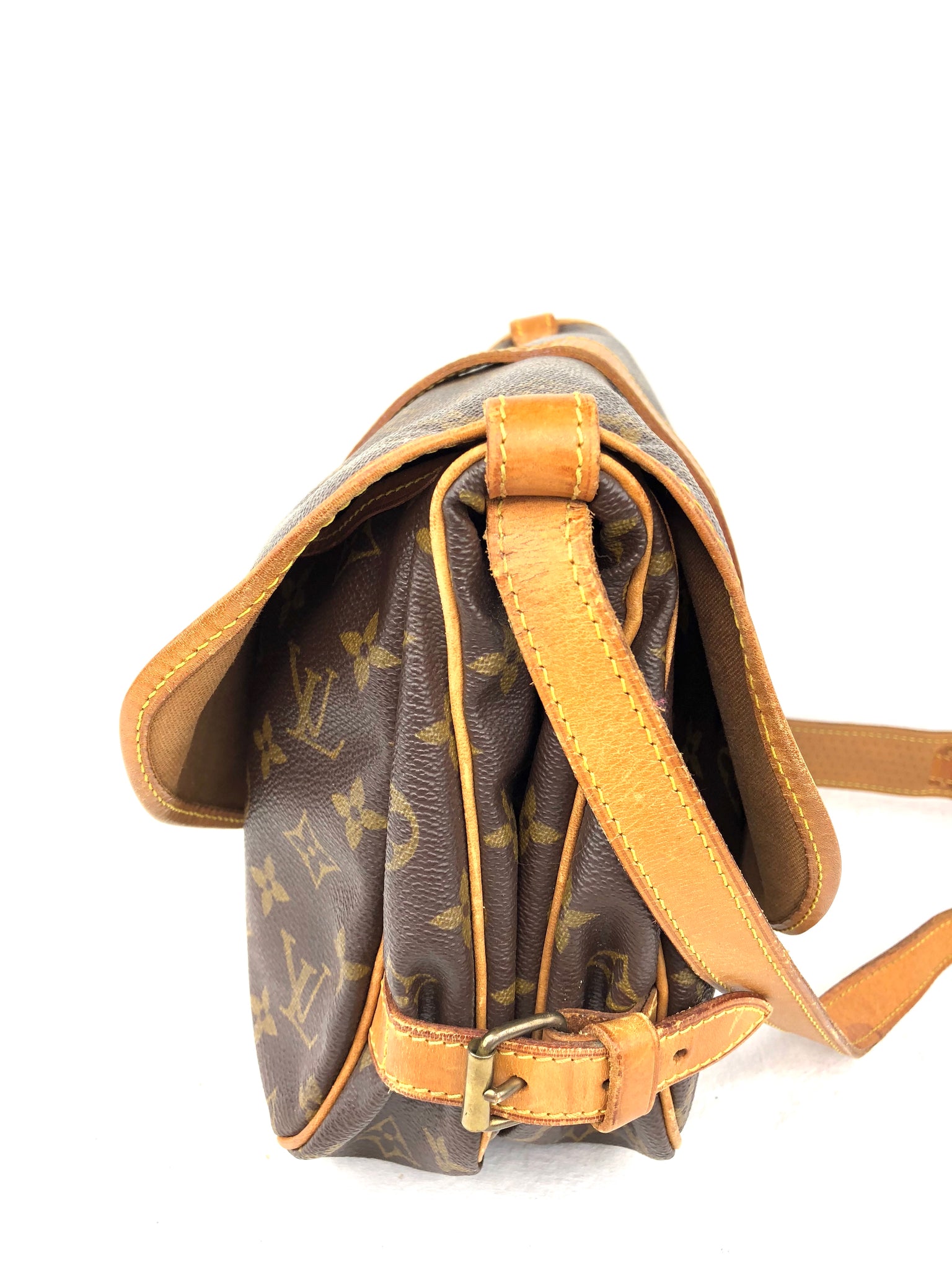 LOUIS VUITTON Mono Saumur 30 Crossbody Bag (AR0950)