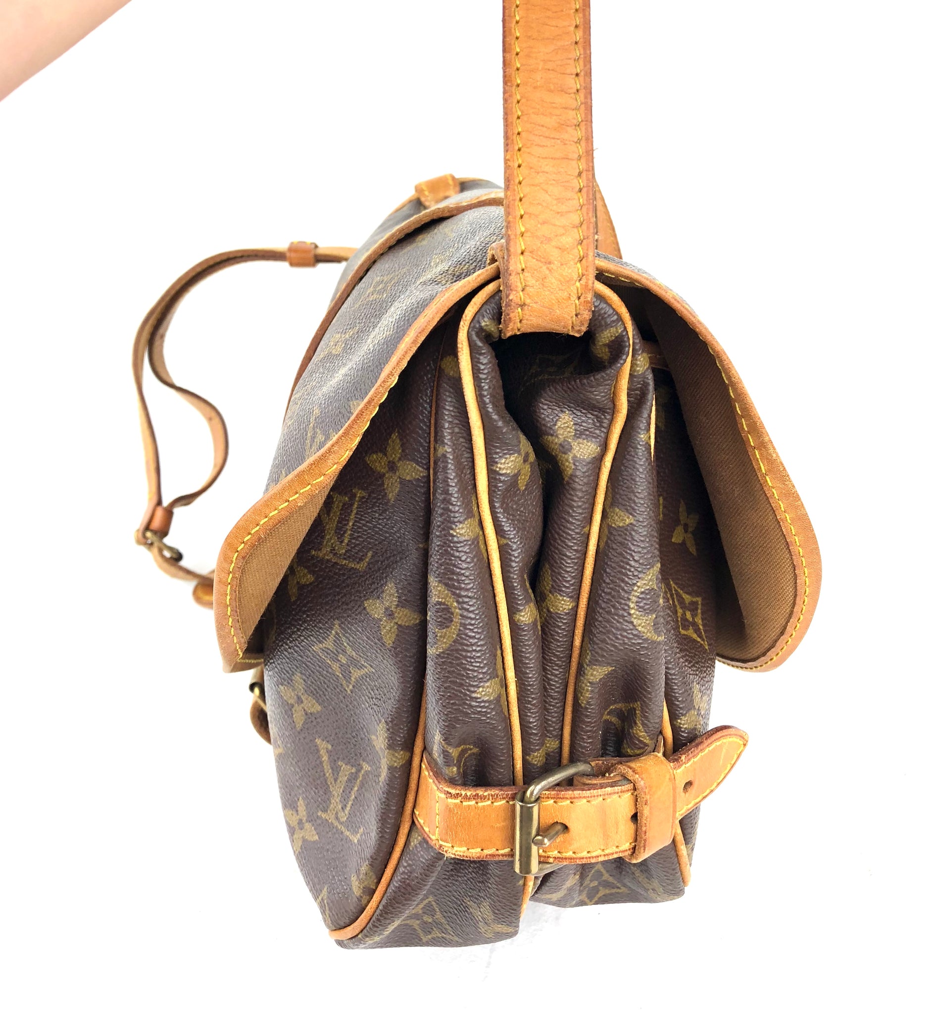 LOUIS VUITTON Mono Saumur 30 Crossbody Bag (AR0950)
