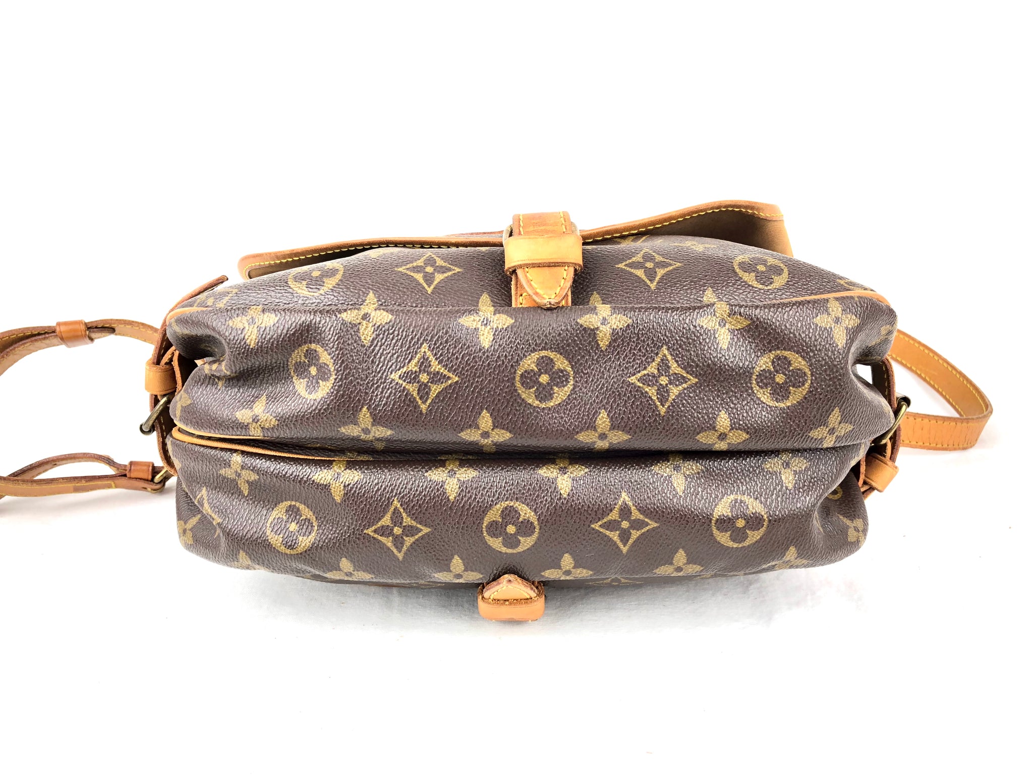 LOUIS VUITTON Mono Saumur 30 Crossbody Bag (AR0950)