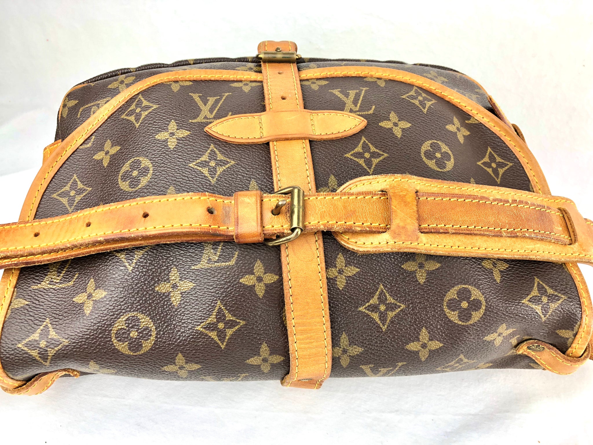LOUIS VUITTON Mono Saumur 30 Crossbody Bag (AR0950)