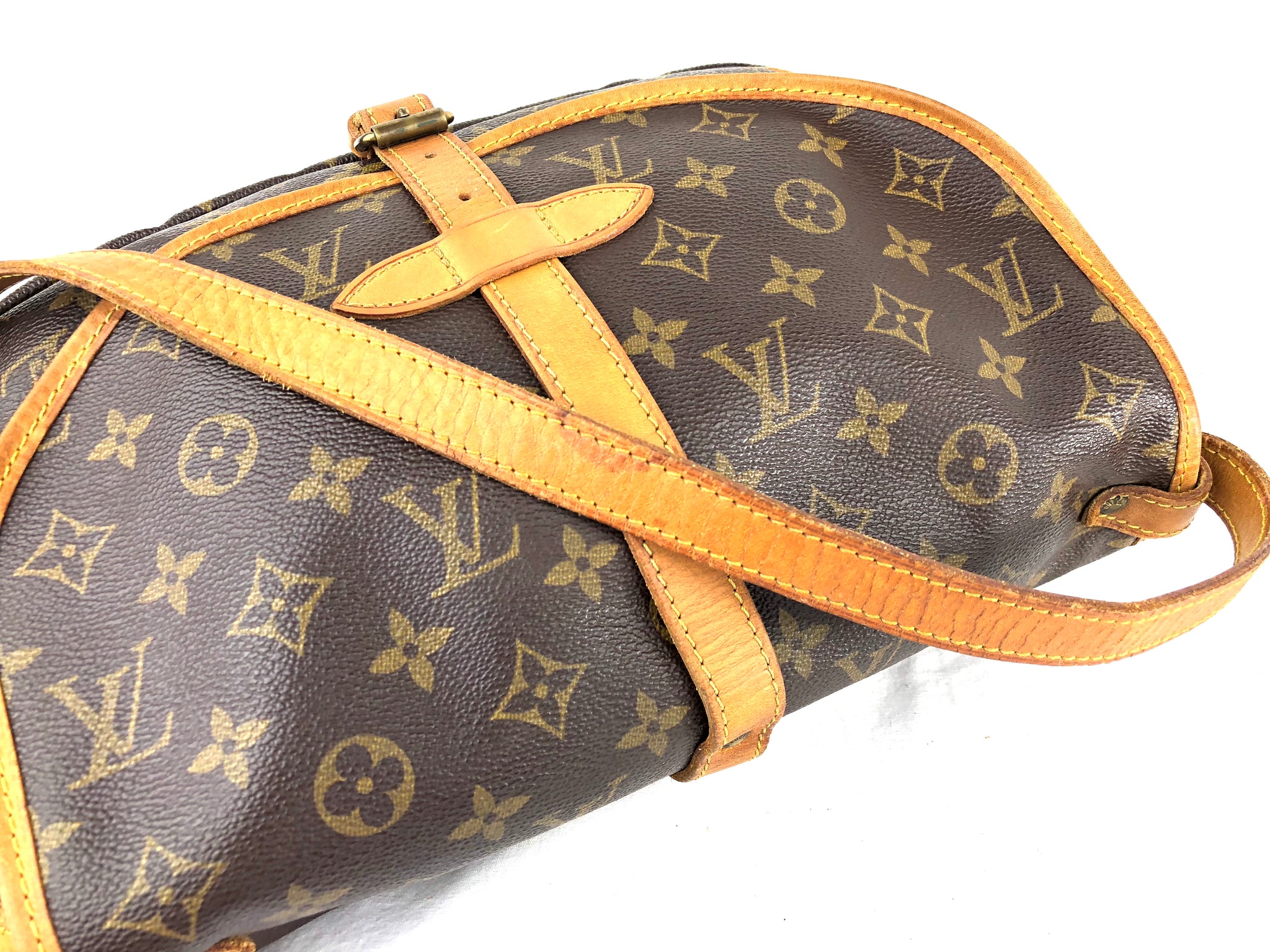 LOUIS VUITTON Mono Saumur 30 Crossbody Bag (AR0950)