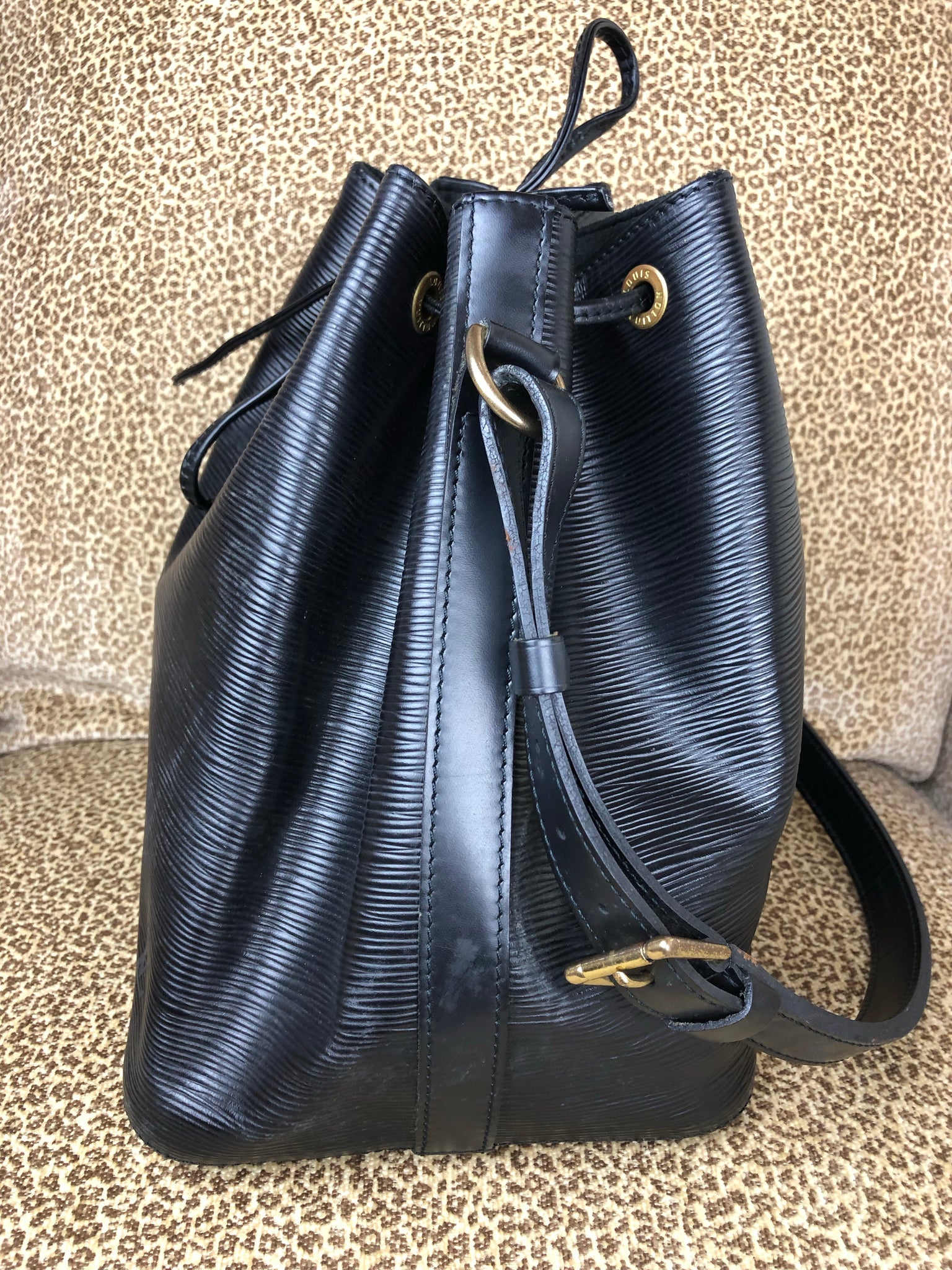 LOUIS VUITTON Black EPI Noe PM Bucket Bag