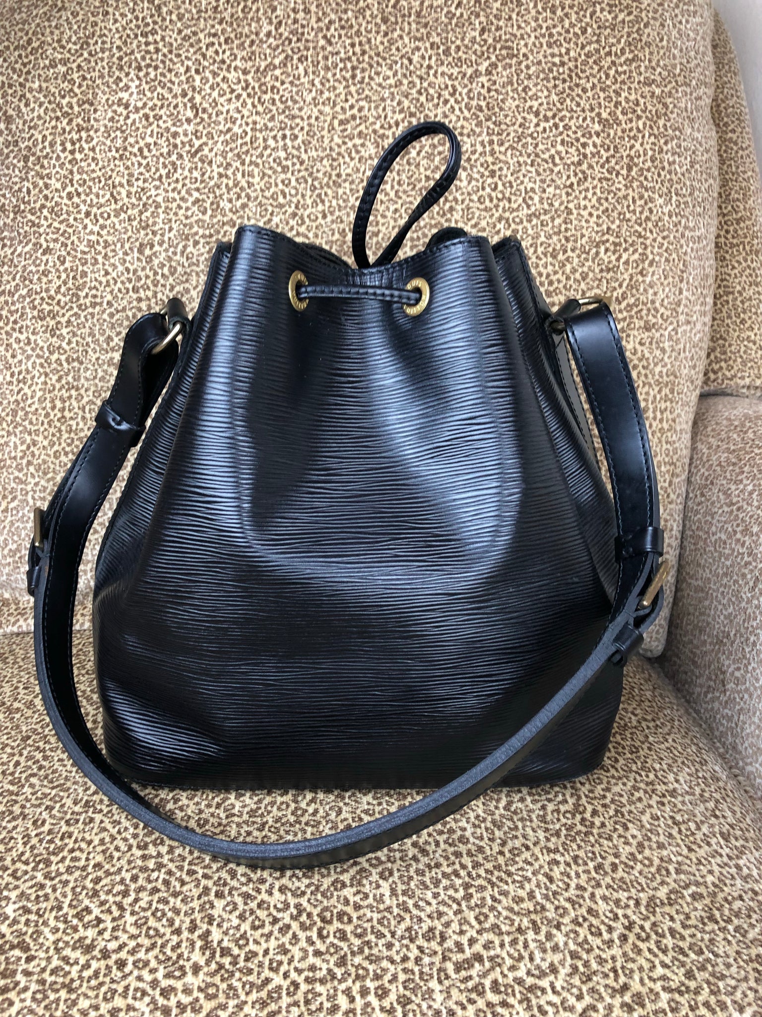 LOUIS VUITTON Black EPI Noe PM Bucket Bag