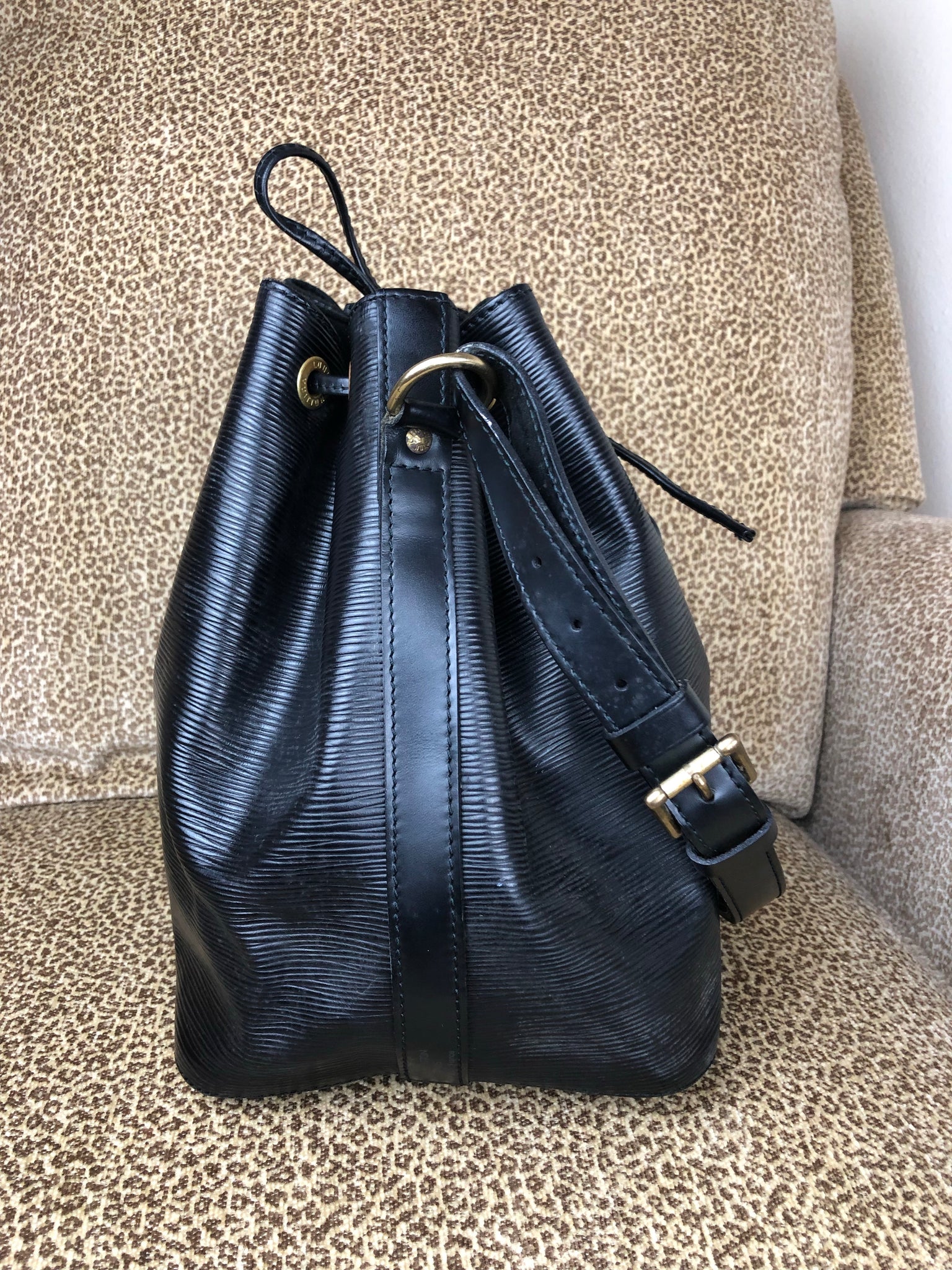 LOUIS VUITTON Black EPI Noe PM Bucket Bag