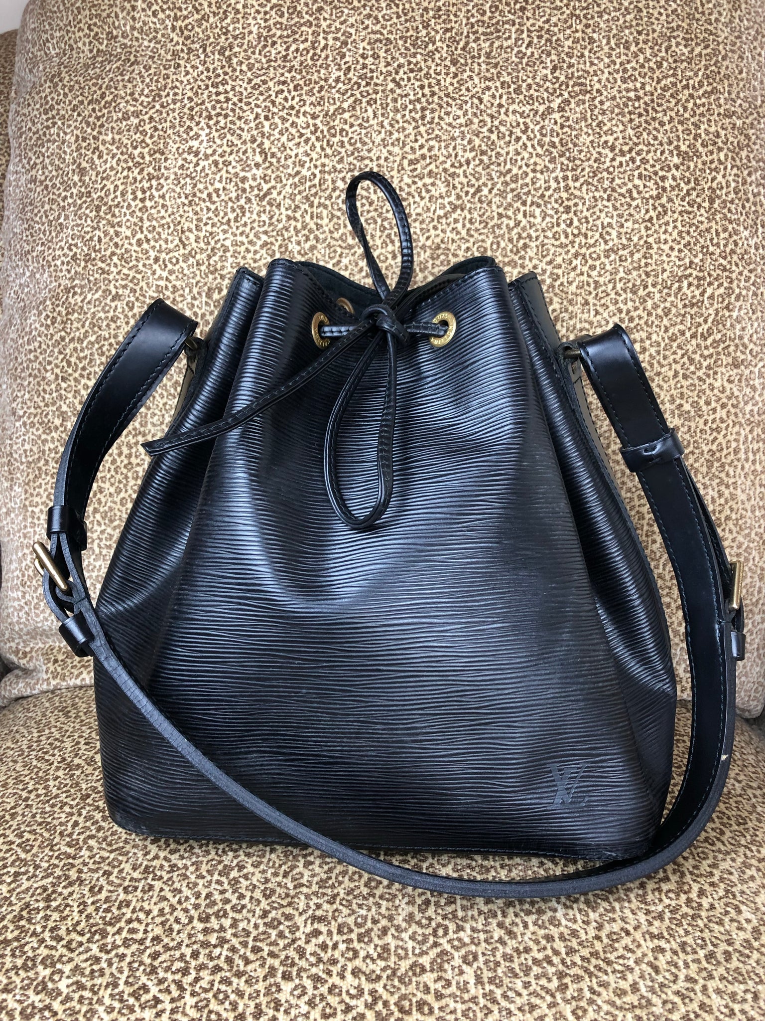 LOUIS VUITTON Black EPI Noe PM Bucket Bag