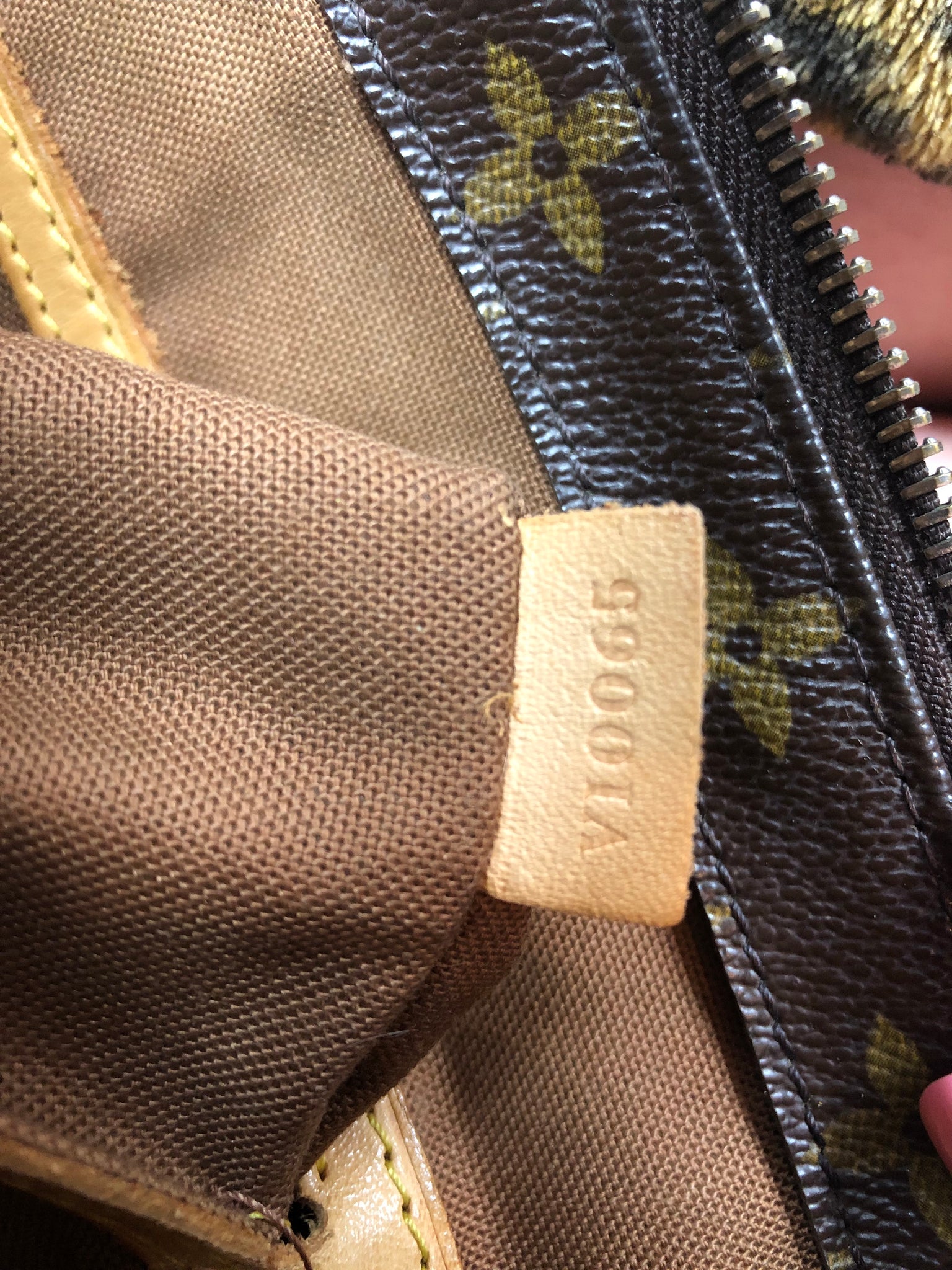 LOUIS VUITTON Cabas Mezzo Tote