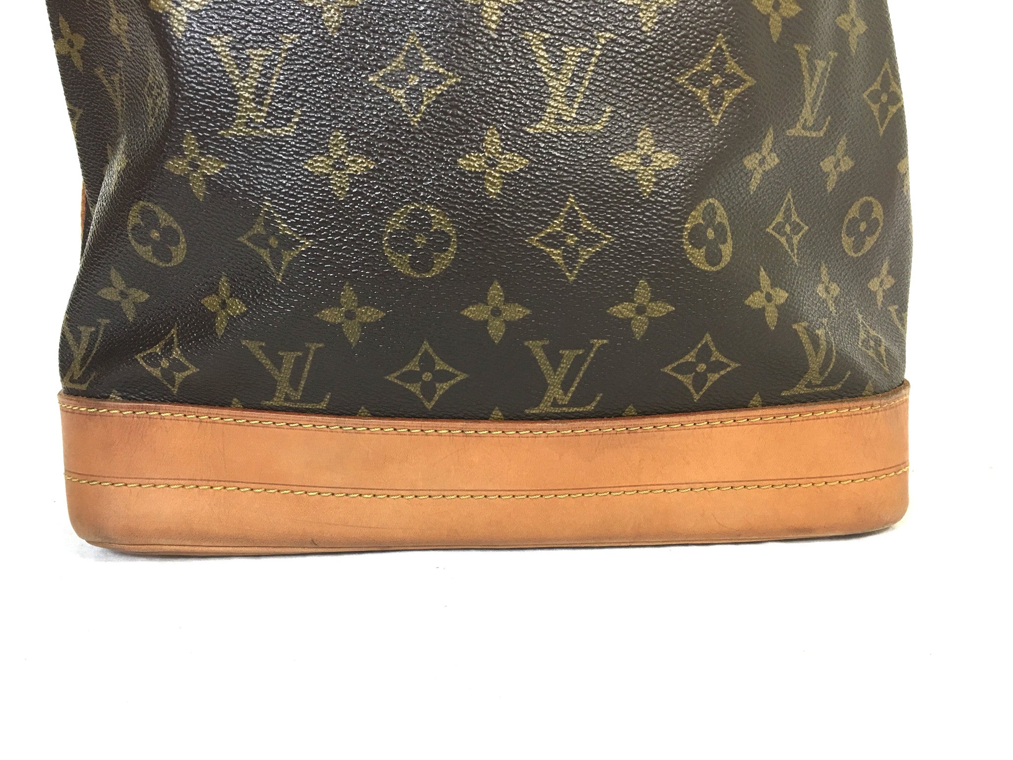 Authentic louis vuitton Noe Bucket bag GM size monogram, Luxury, Bags &  Wallets on Carousell