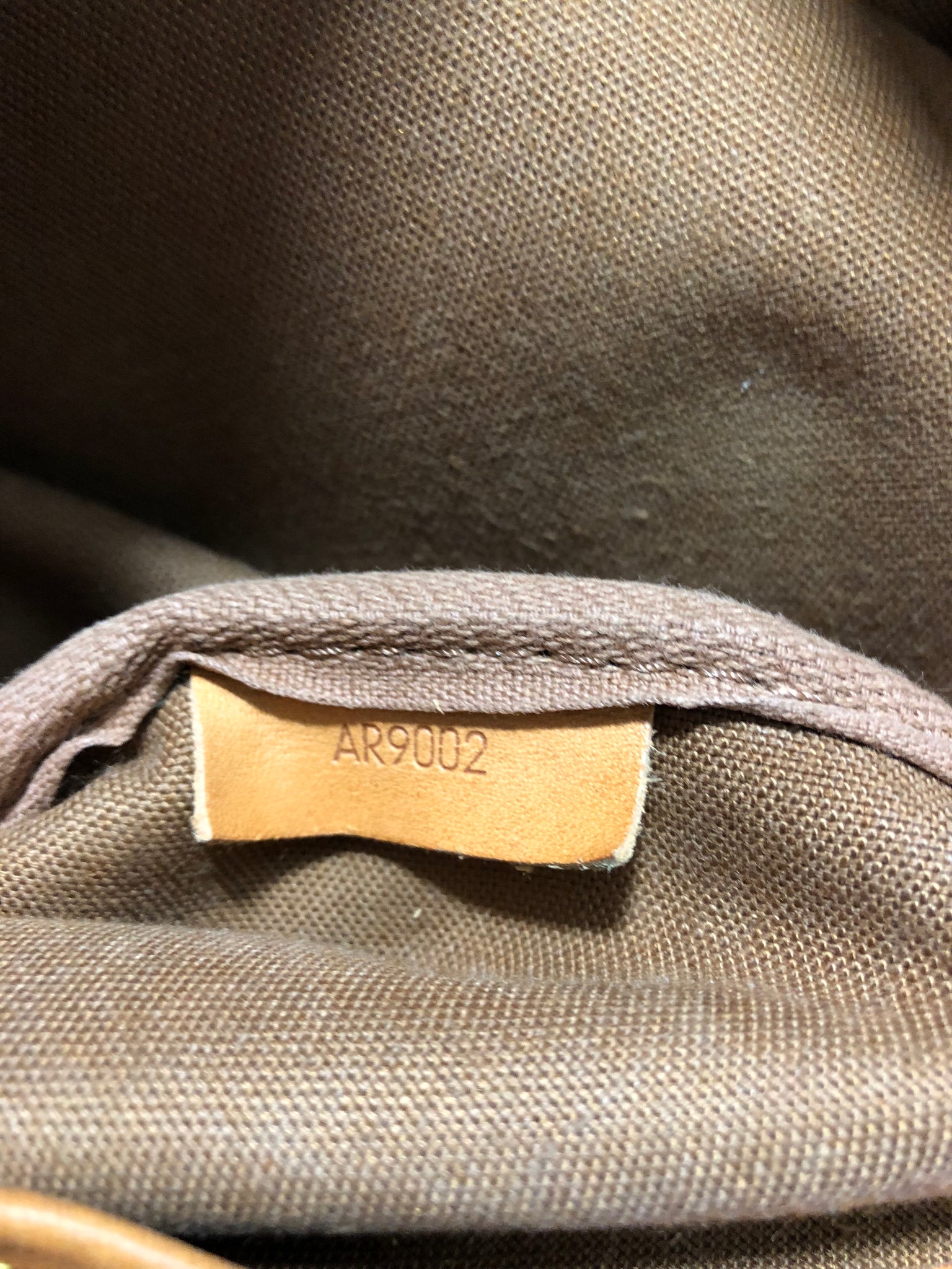 LOUIS VUITTON Mono Saumur 30 Crossbody Bag (AR9002)
