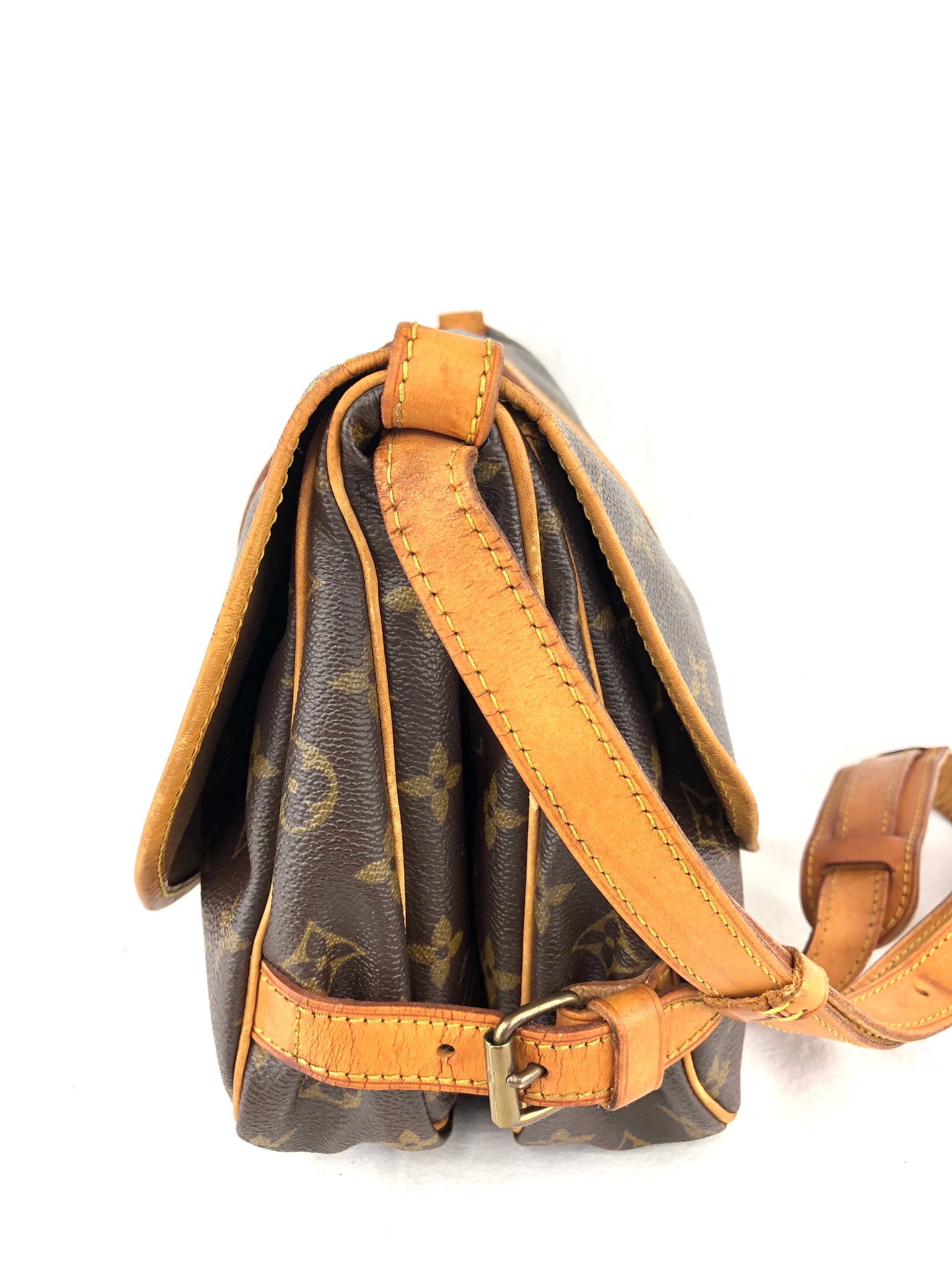 LOUIS VUITTON Mono Saumur 30 Crossbody Bag (AR9002)