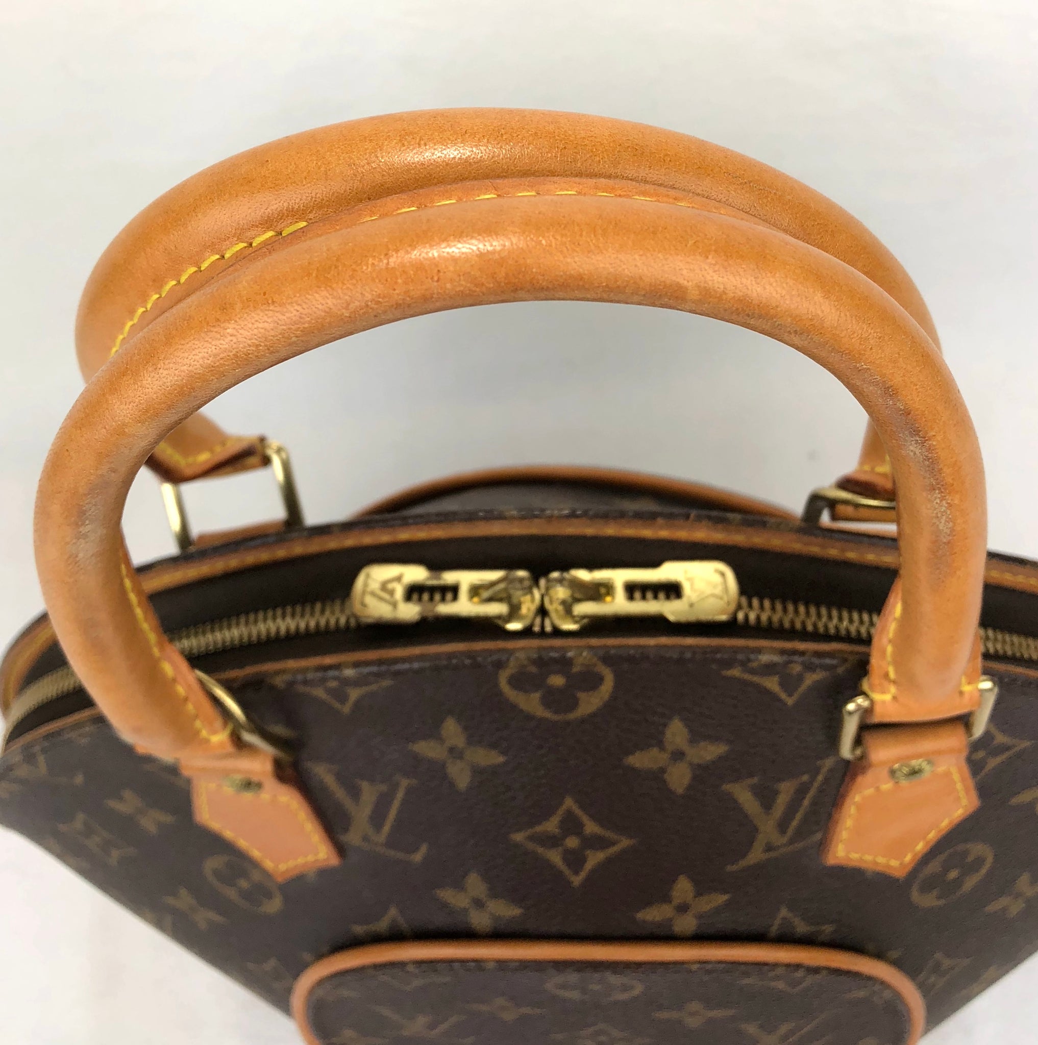 Louis Vuitton Monogram Ellipse MM Bag Bronze Leather ref.473275 - Joli  Closet