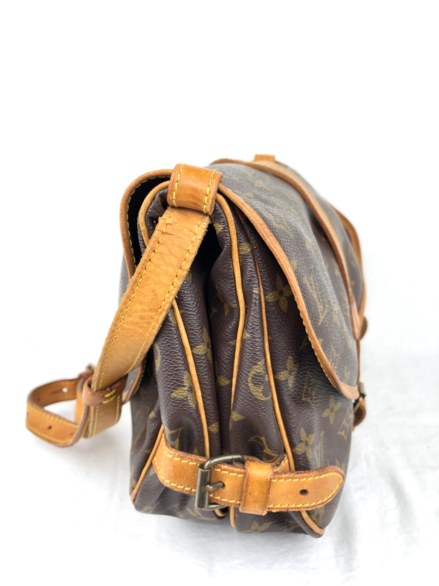 LOUIS VUITTON Mono Saumur 30 Crossbody Bag (AR0950)