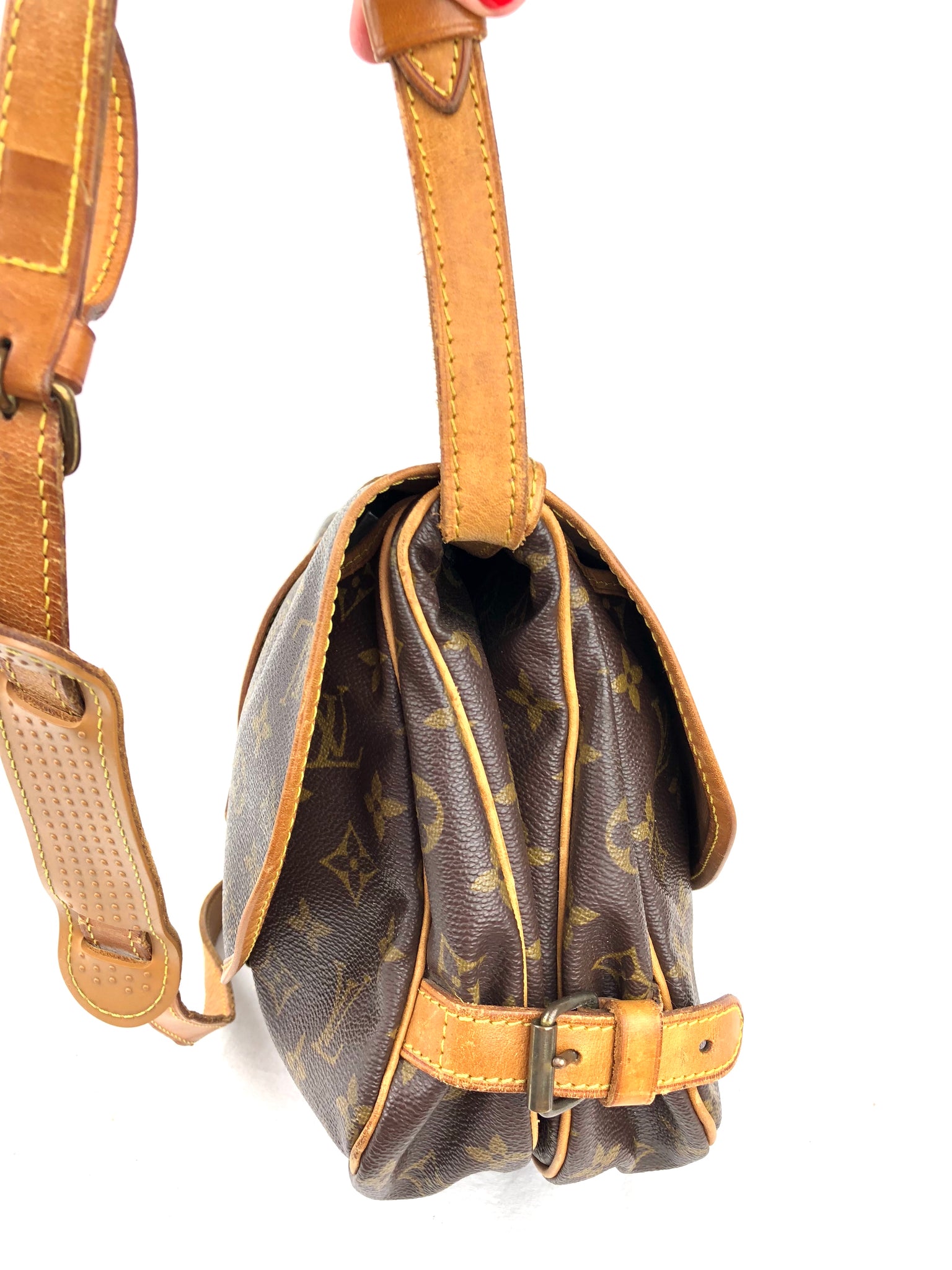 LOUIS VUITTON Mono Saumur 30 Crossbody Bag (AR0950)