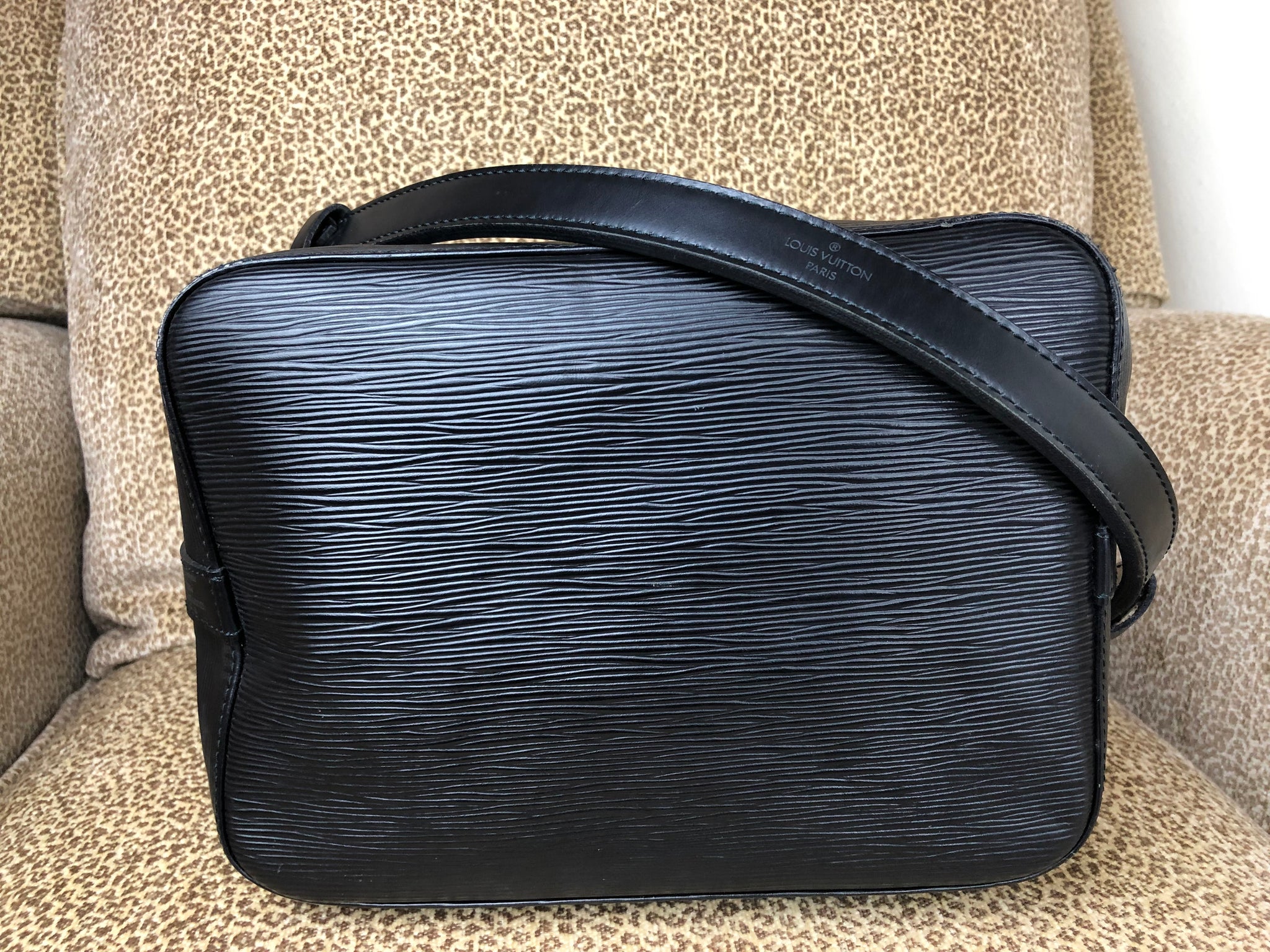 Black Louis Vuitton Epi Noe Bicolor Bucket Bag – Designer Revival